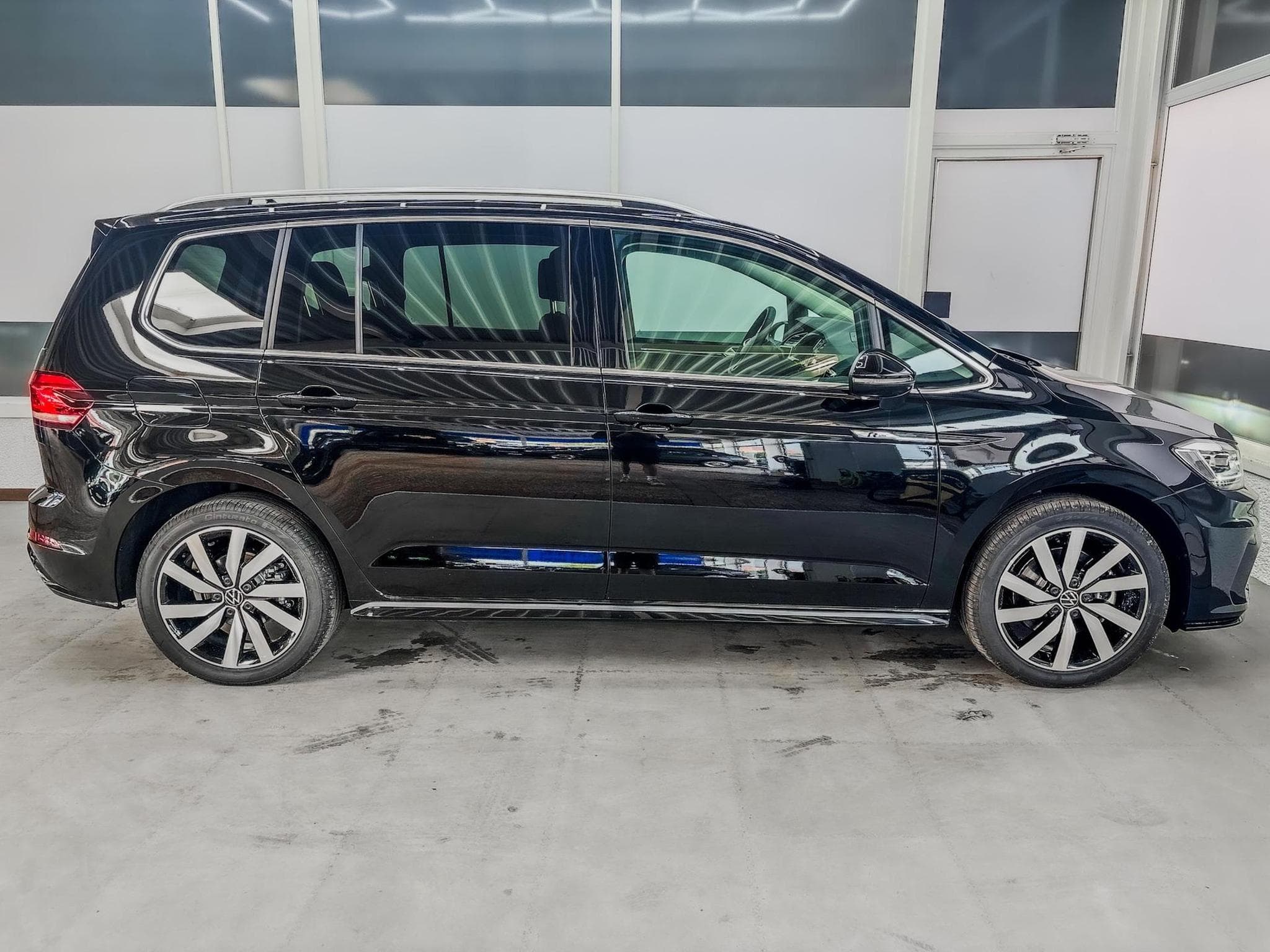 VW Touran R-LINE (2026) - Photo 4