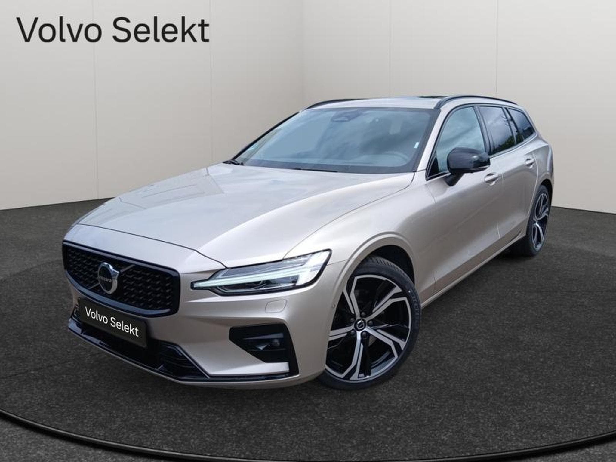 Volvo V60 B4 Plus Dark / Essence (2025) - Photo 1