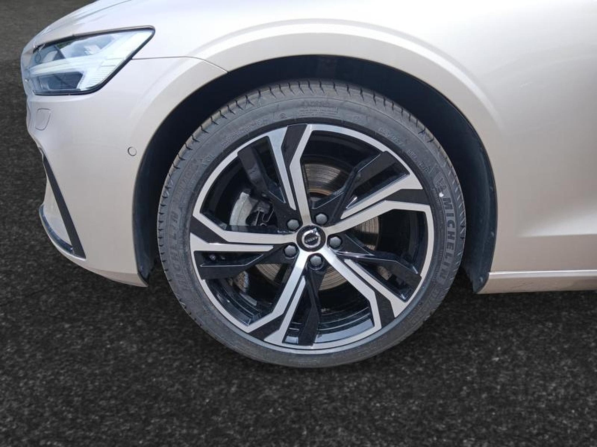 Volvo V60 B4 Plus Dark / Essence (2025) - Photo 14