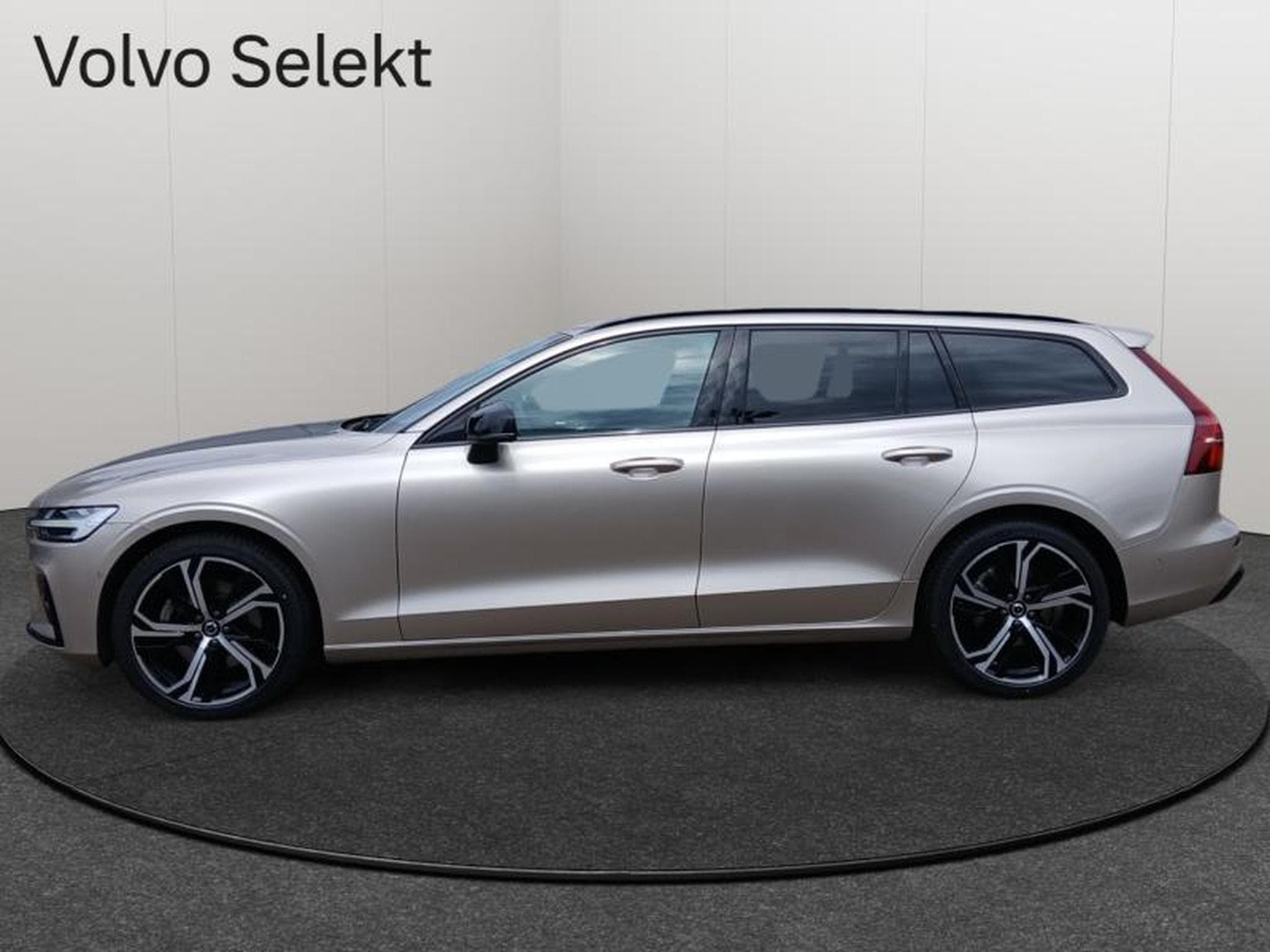 Volvo V60 B4 Plus Dark / Essence (2025) - Photo 2