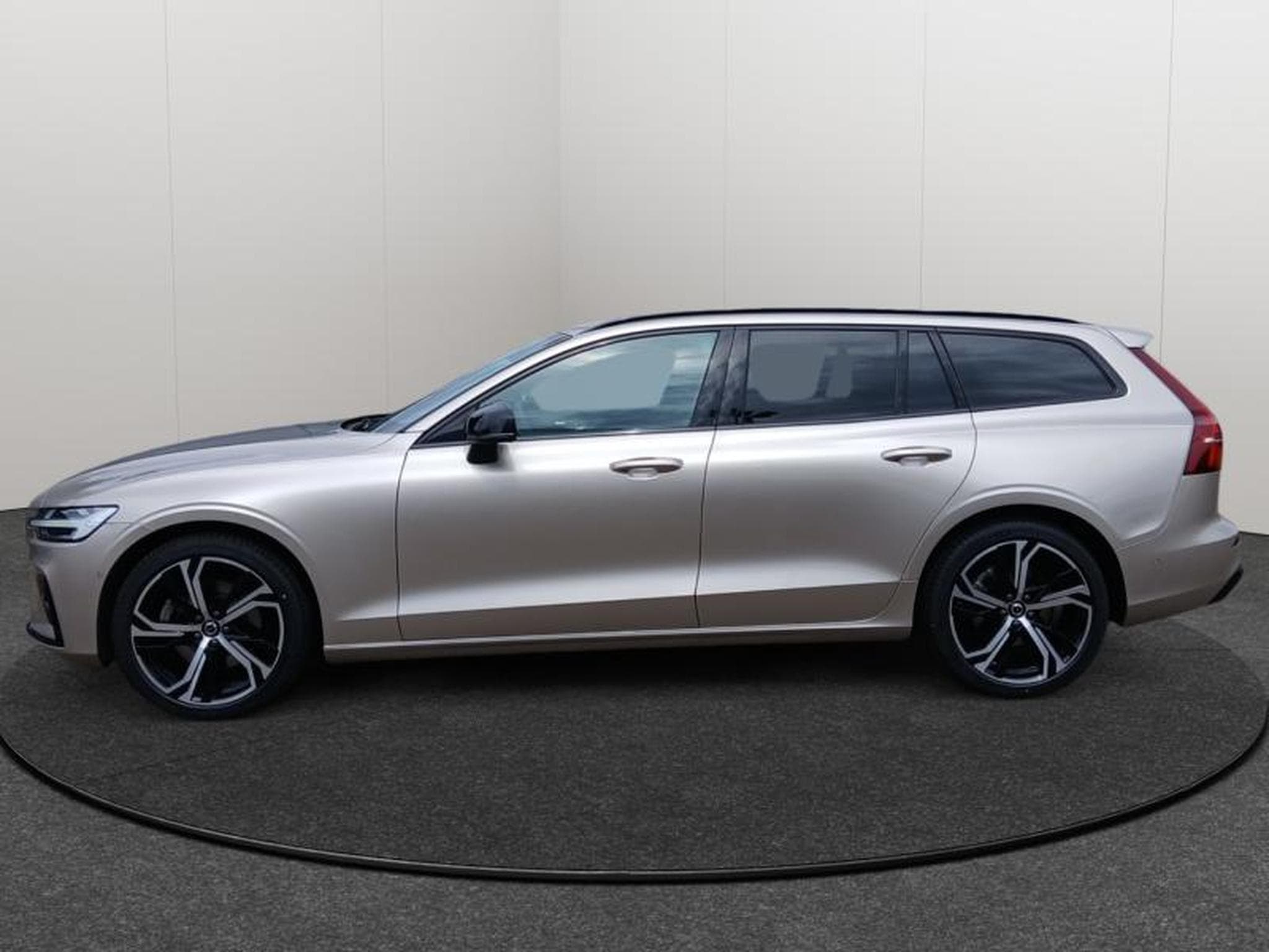 Volvo V60 B4 Plus Dark / Essence (2025) - Photo 23