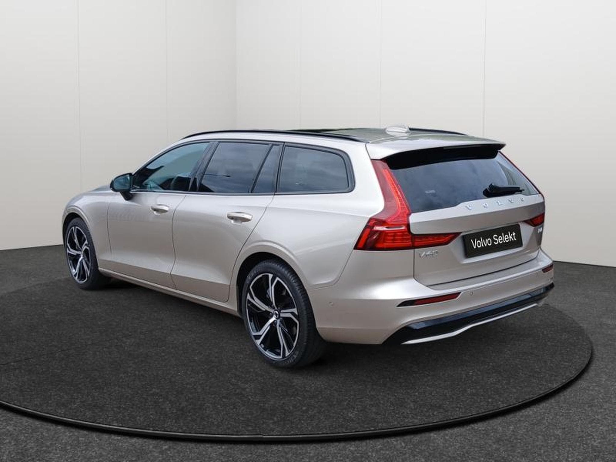 Volvo V60 B4 Plus Dark / Essence (2025) - Photo 24