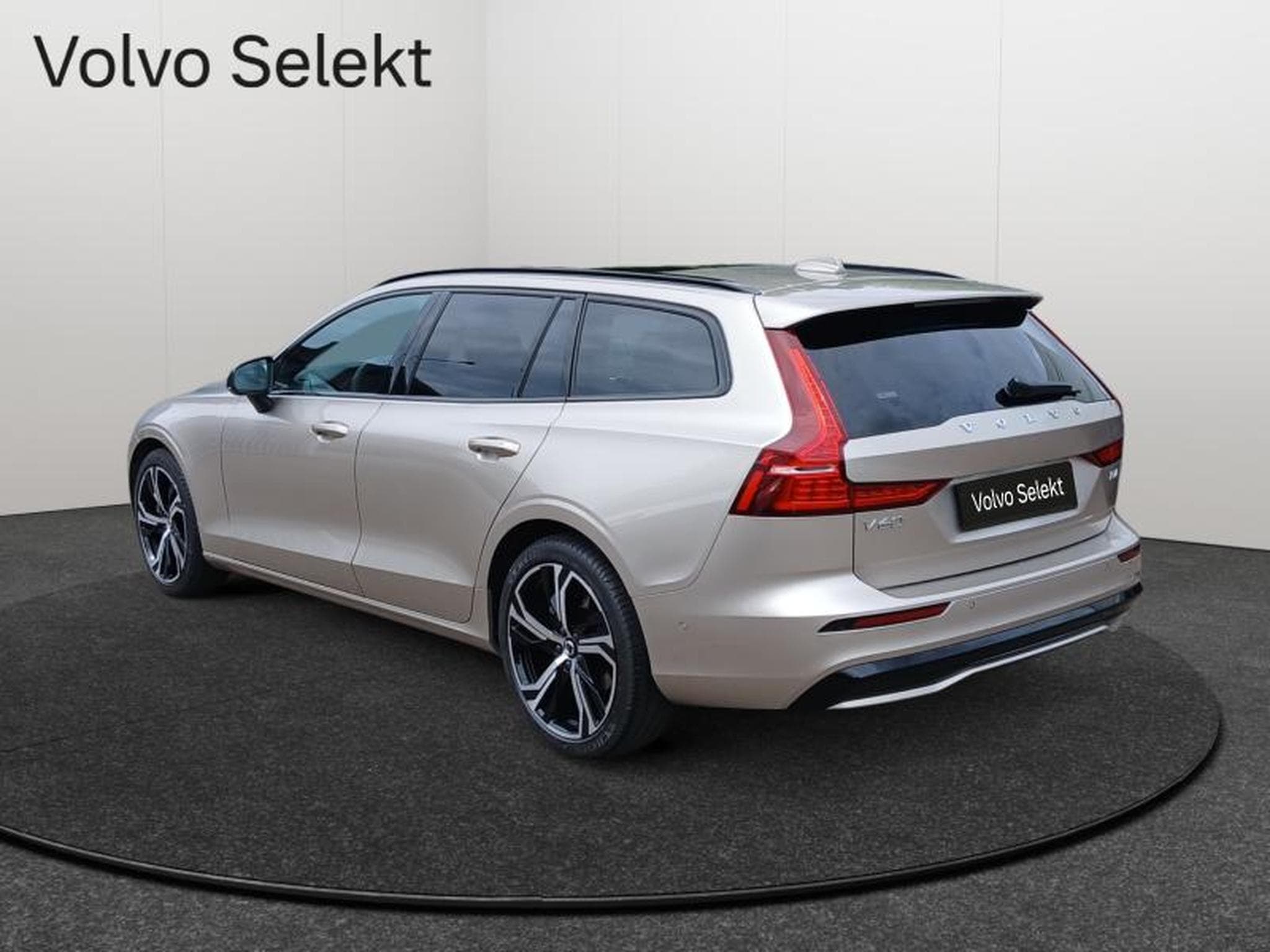 Volvo V60 B4 Plus Dark / Essence (2025) - Photo 3