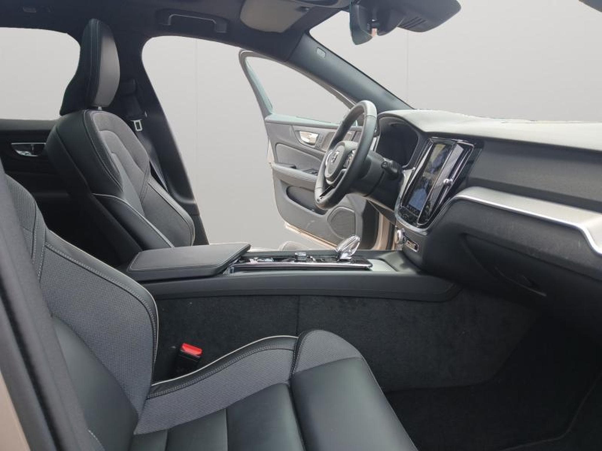 Volvo V60 B4 Plus Dark / Essence (2025) - Photo 36