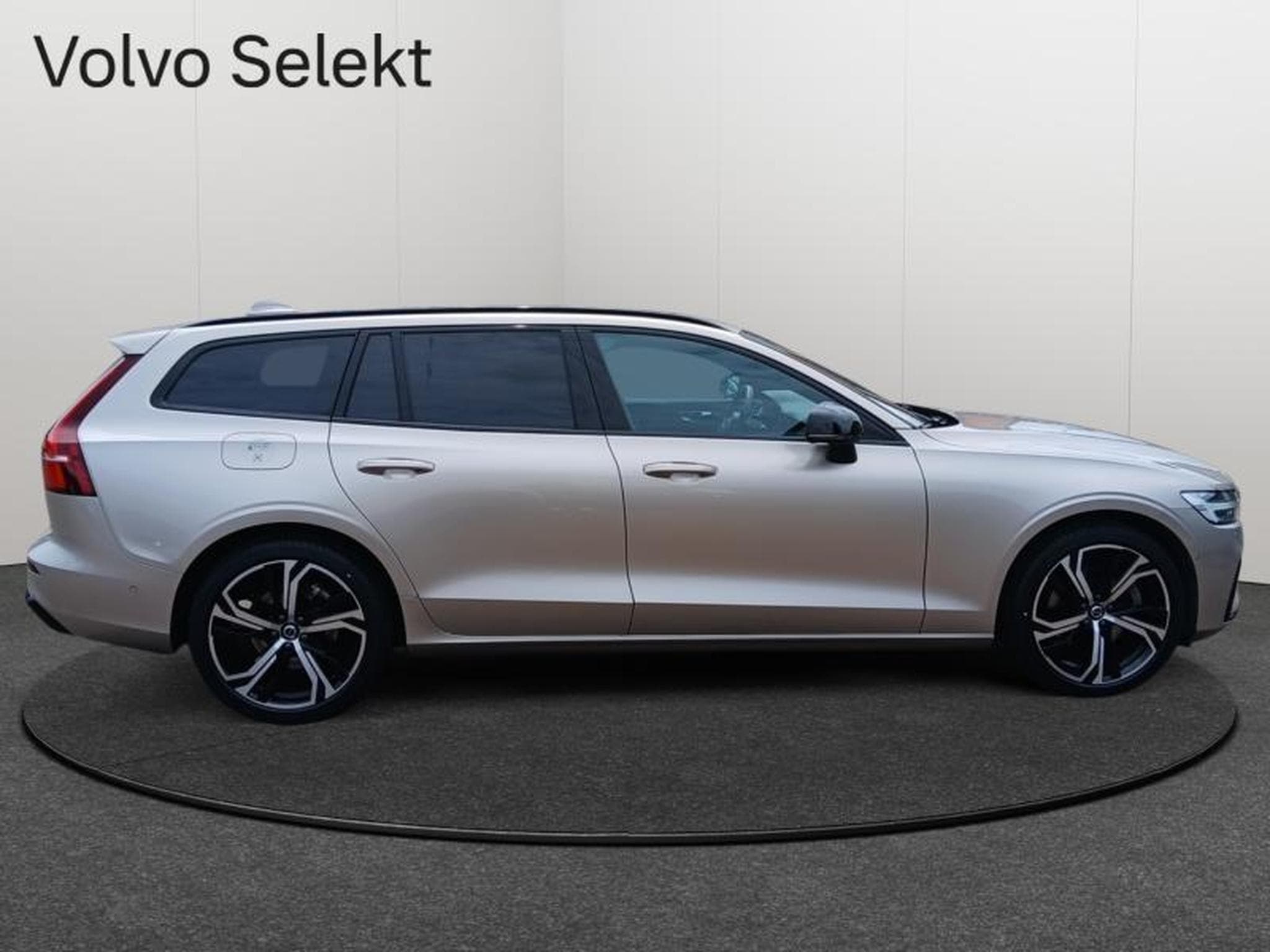 Volvo V60 B4 Plus Dark / Essence (2025) - Photo 6