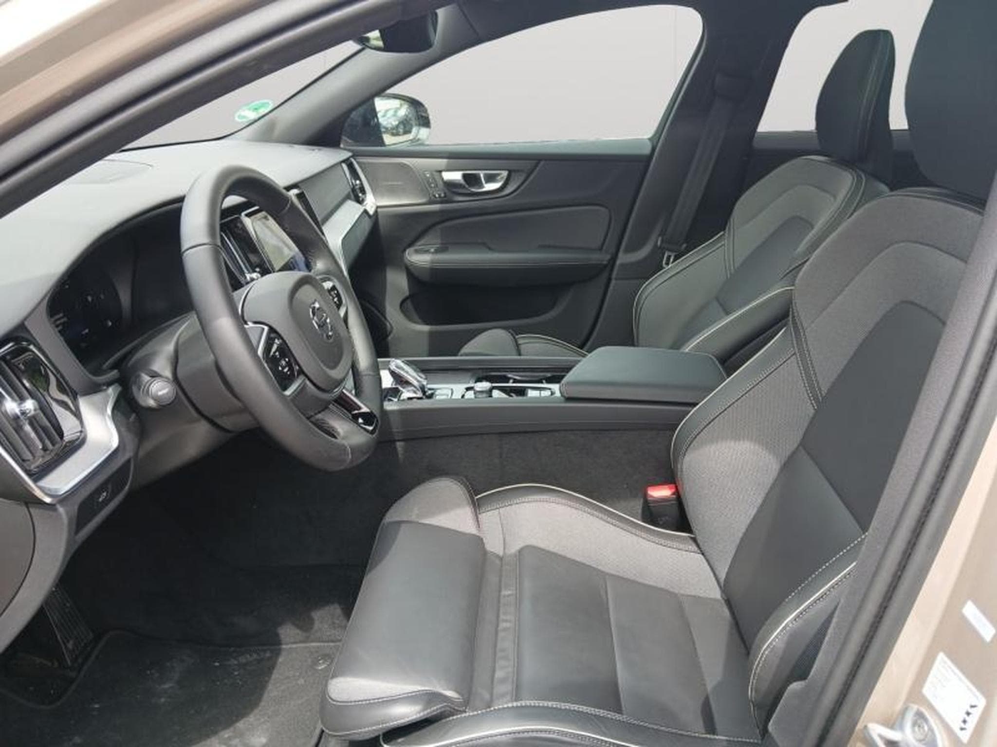 Volvo V60 B4 Plus Dark / Essence (2025) - Photo 9