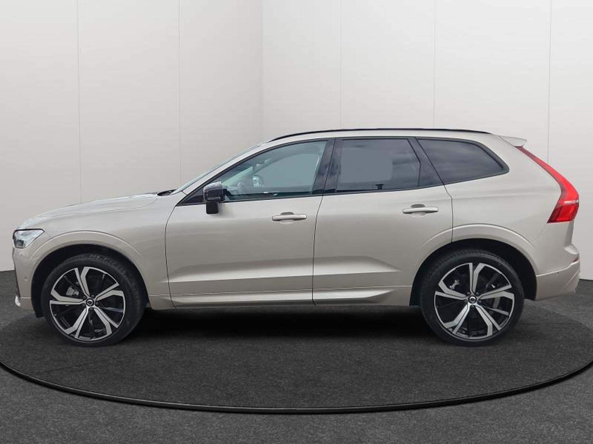 Volvo XC60 B4 Plus Dark / Essence (2024) - Photo 2