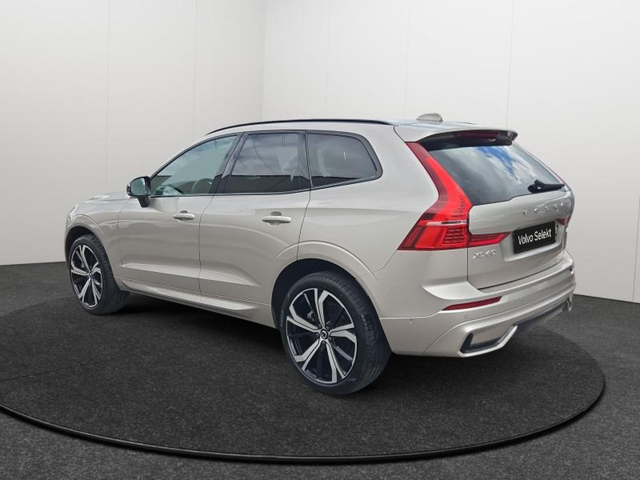 Volvo XC60 B4 Plus Dark / Essence (2024) - Photo 3