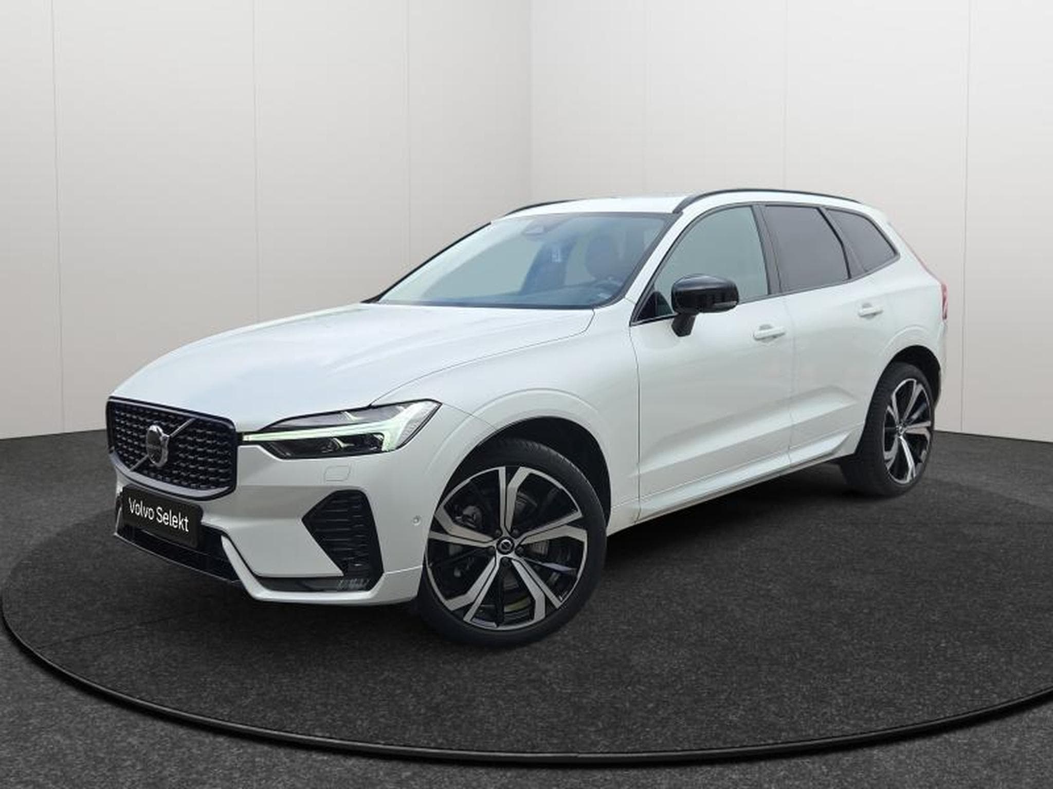 Volvo XC60 B4 Plus Dark/ Essence (2024) - Photo 1