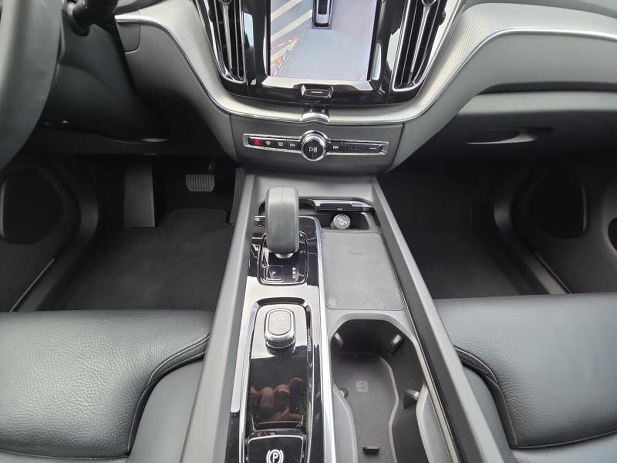 Volvo XC60 B4 Plus Dark/ Essence (2024) - Photo 11