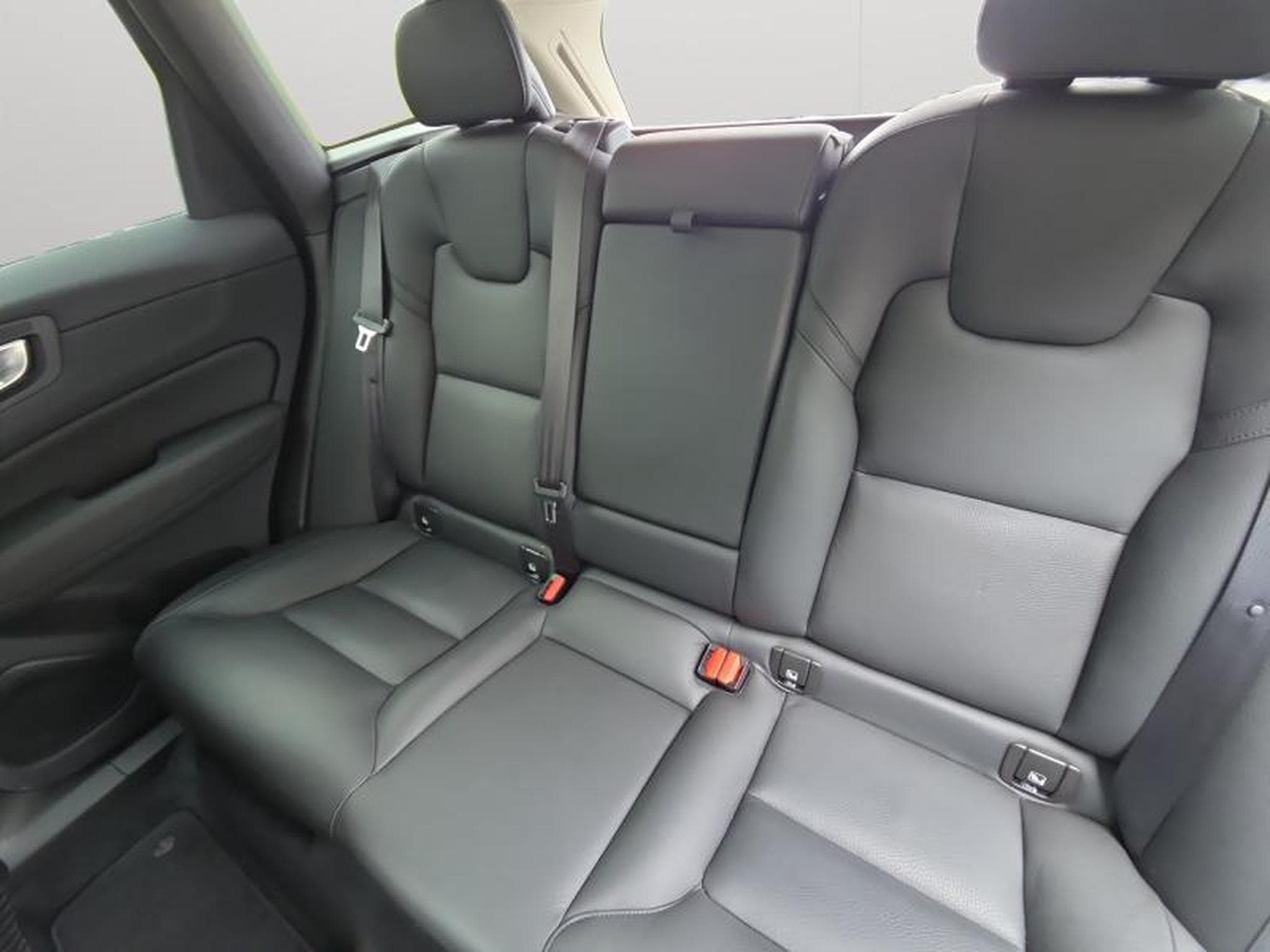 Volvo XC60 B4 Plus Dark/ Essence (2024) - Photo 13