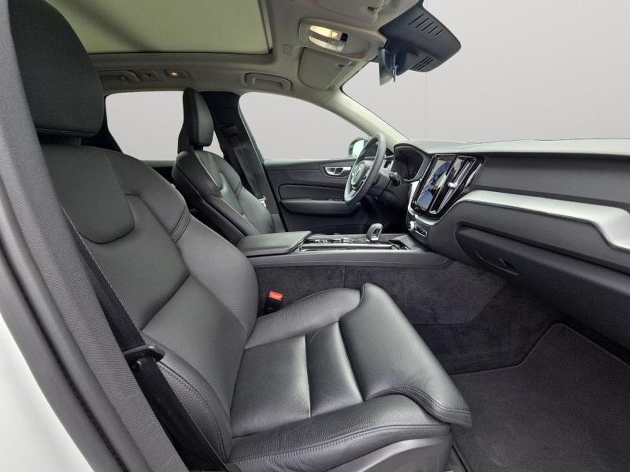 Volvo XC60 B4 Plus Dark/ Essence (2024) - Photo 15