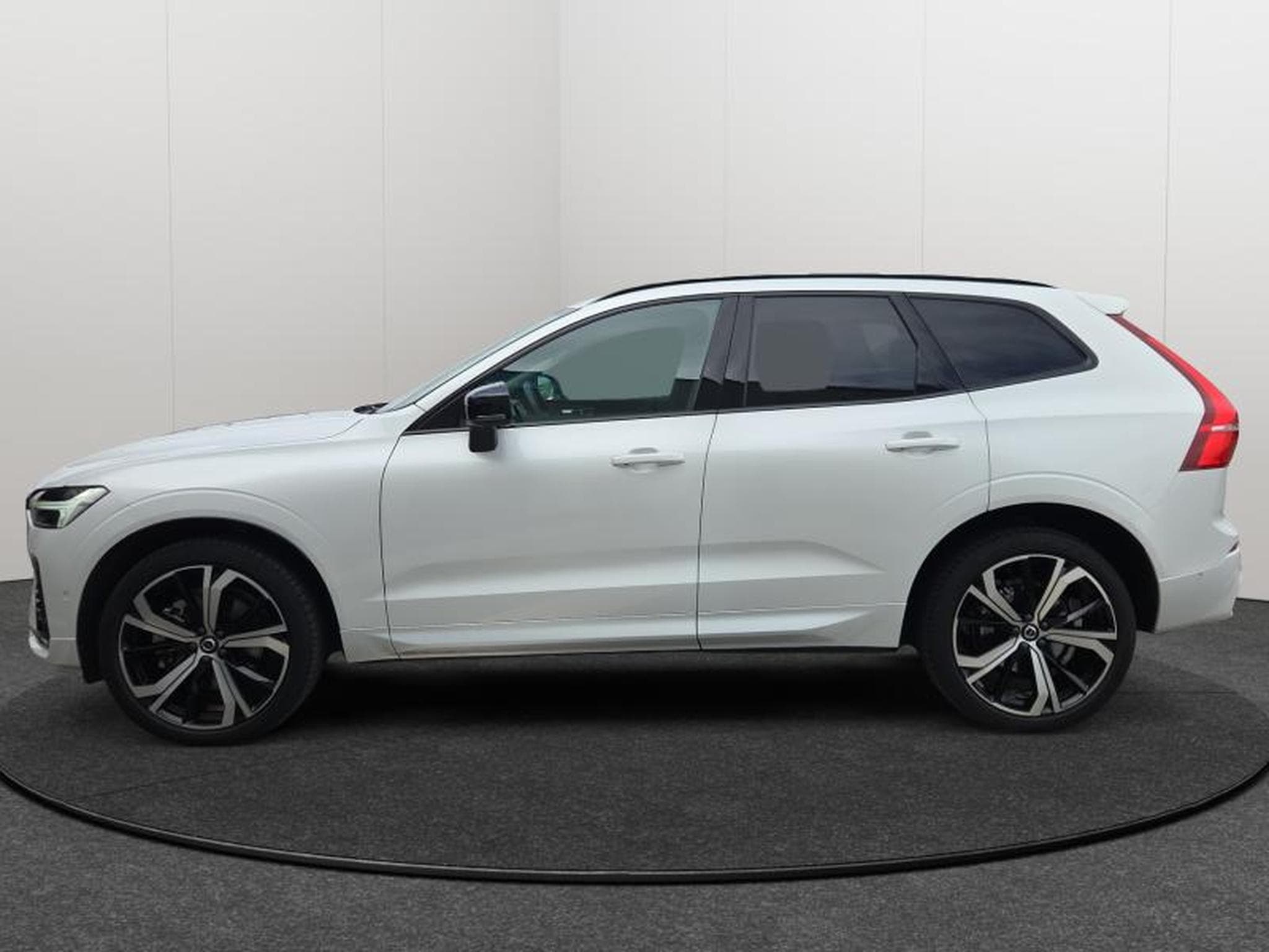 Volvo XC60 B4 Plus Dark/ Essence (2024) - Photo 2