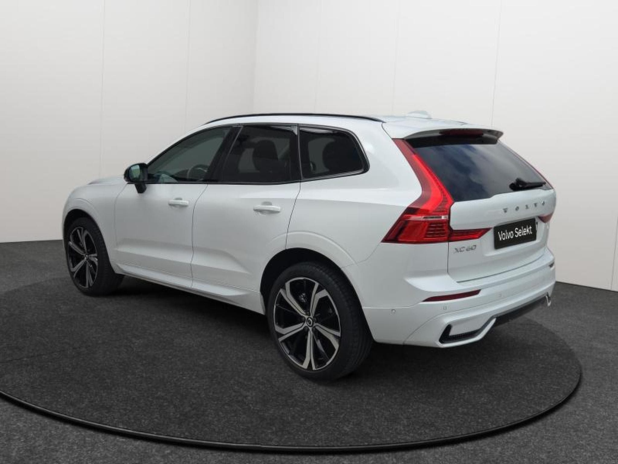 Volvo XC60 B4 Plus Dark/ Essence (2024) - Photo 3