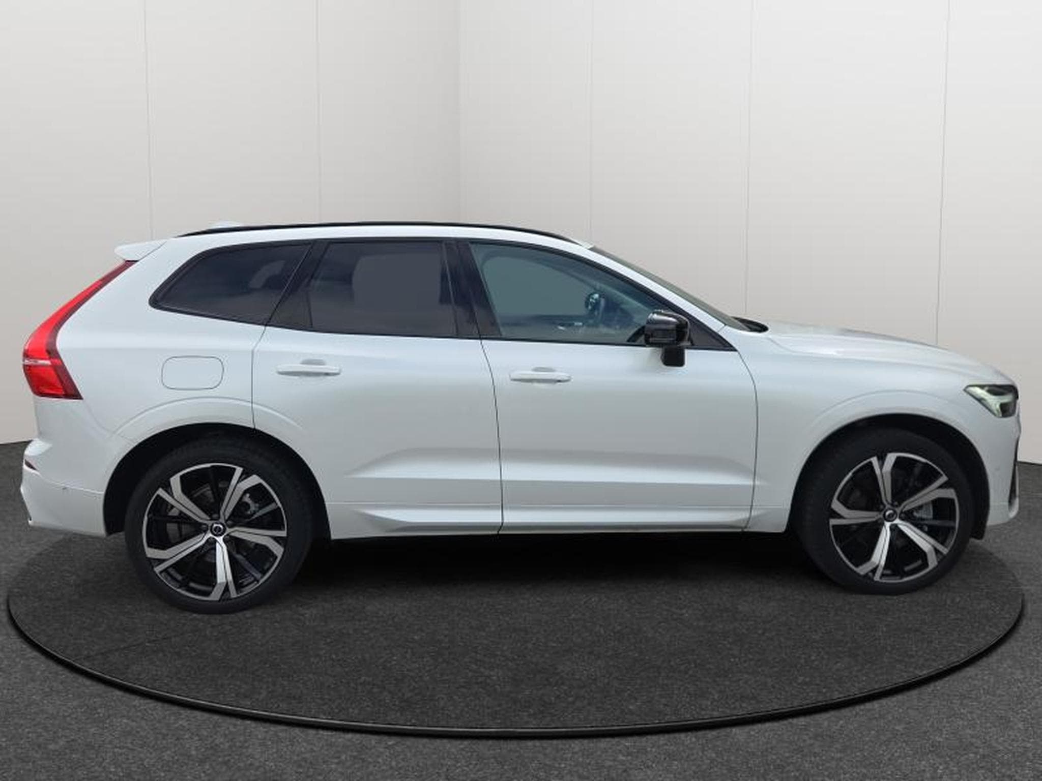 Volvo XC60 B4 Plus Dark/ Essence (2024) - Photo 6
