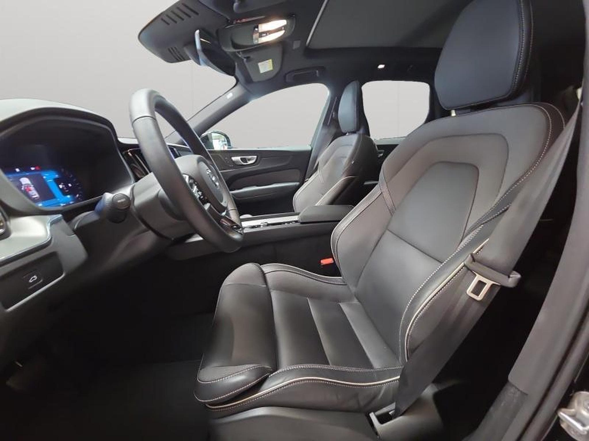 Volvo XC60 B5 AWD Plus Dark / Essence (2025) - Photo 10