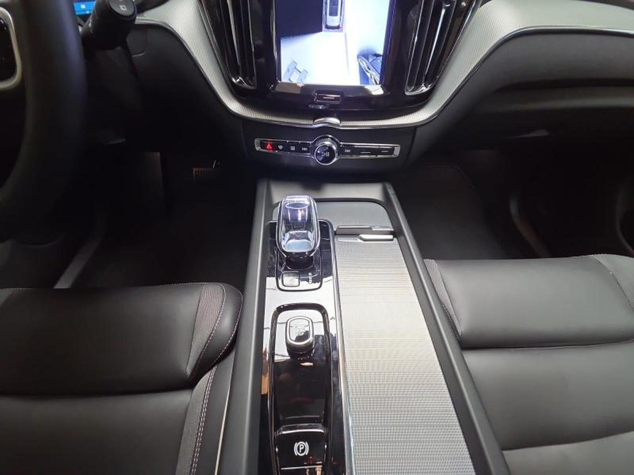 Volvo XC60 B5 AWD Plus Dark / Essence (2025) - Photo 11