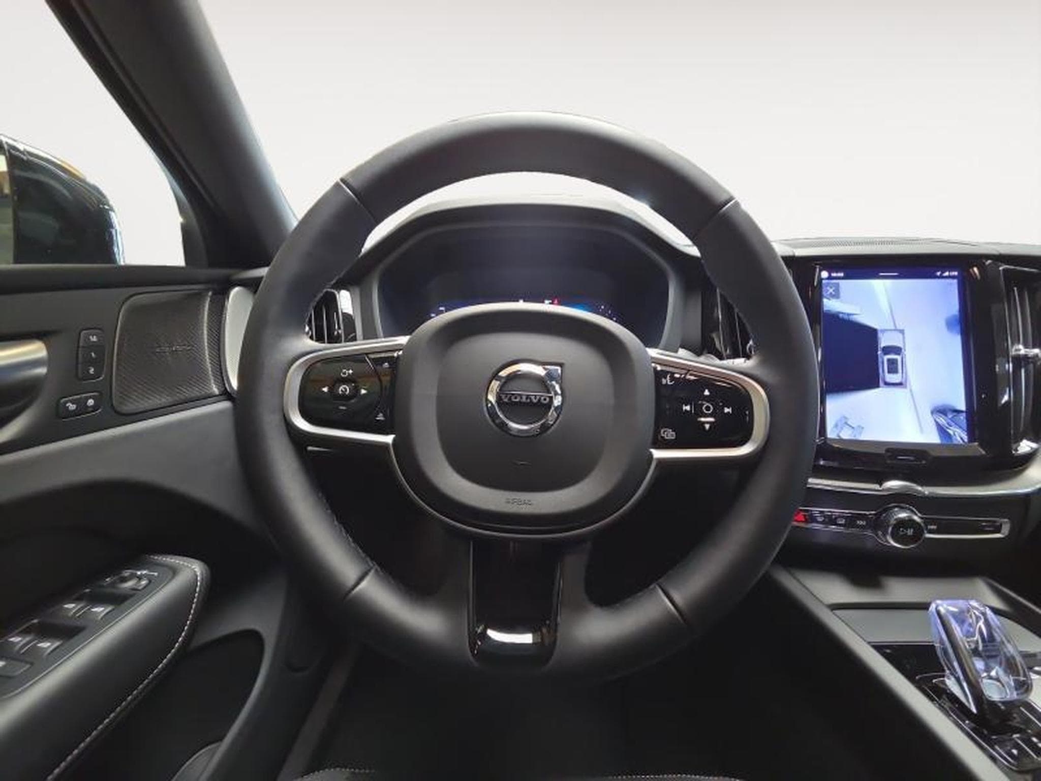 Volvo XC60 B5 AWD Plus Dark / Essence (2025) - Photo 12