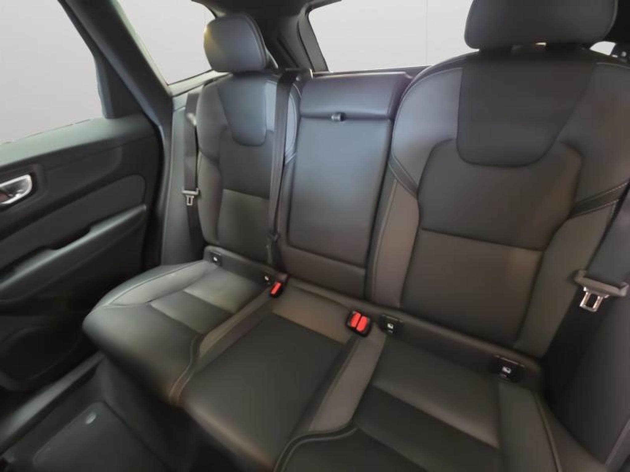Volvo XC60 B5 AWD Plus Dark / Essence (2025) - Photo 13