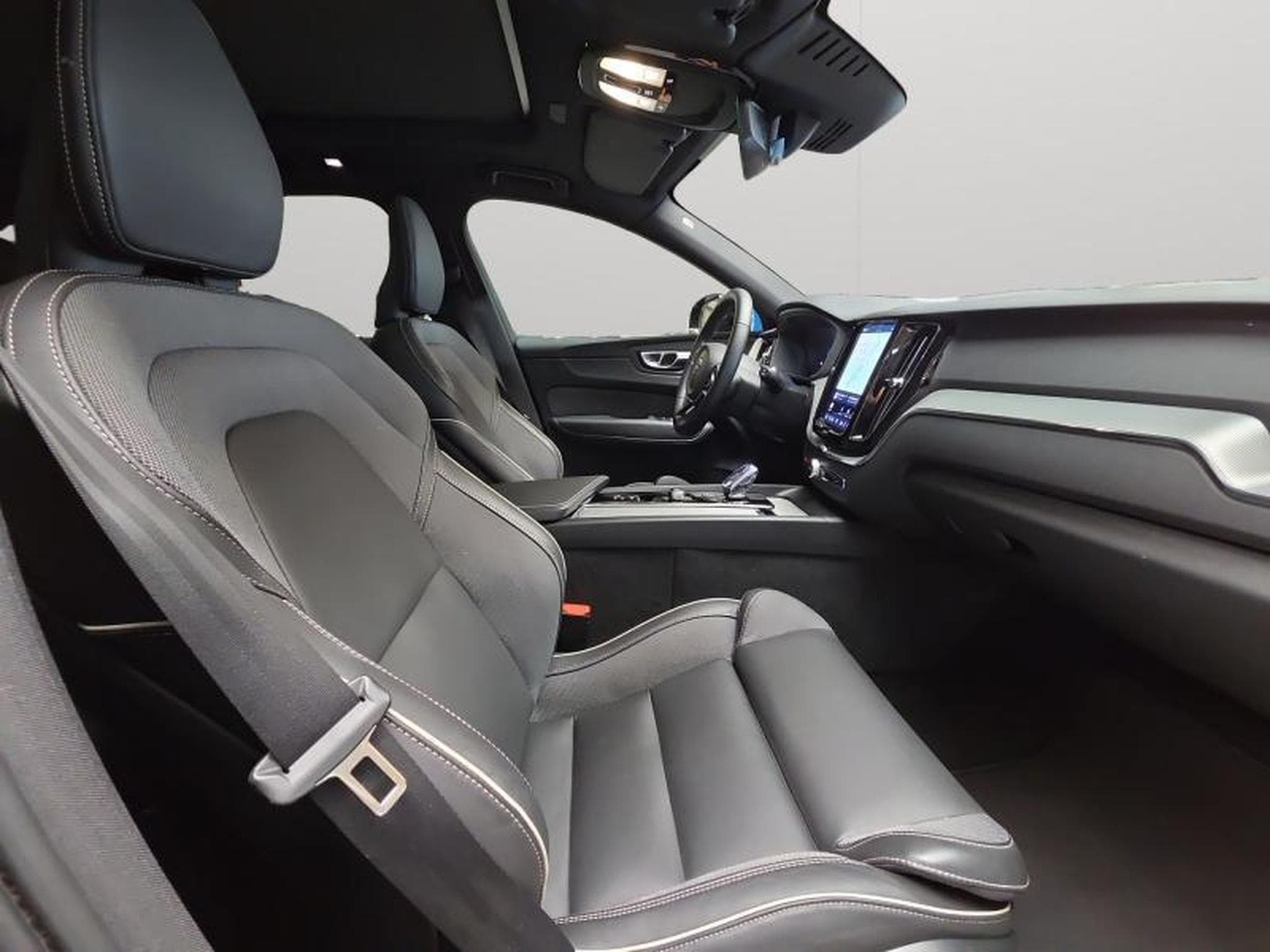 Volvo XC60 B5 AWD Plus Dark / Essence (2025) - Photo 15