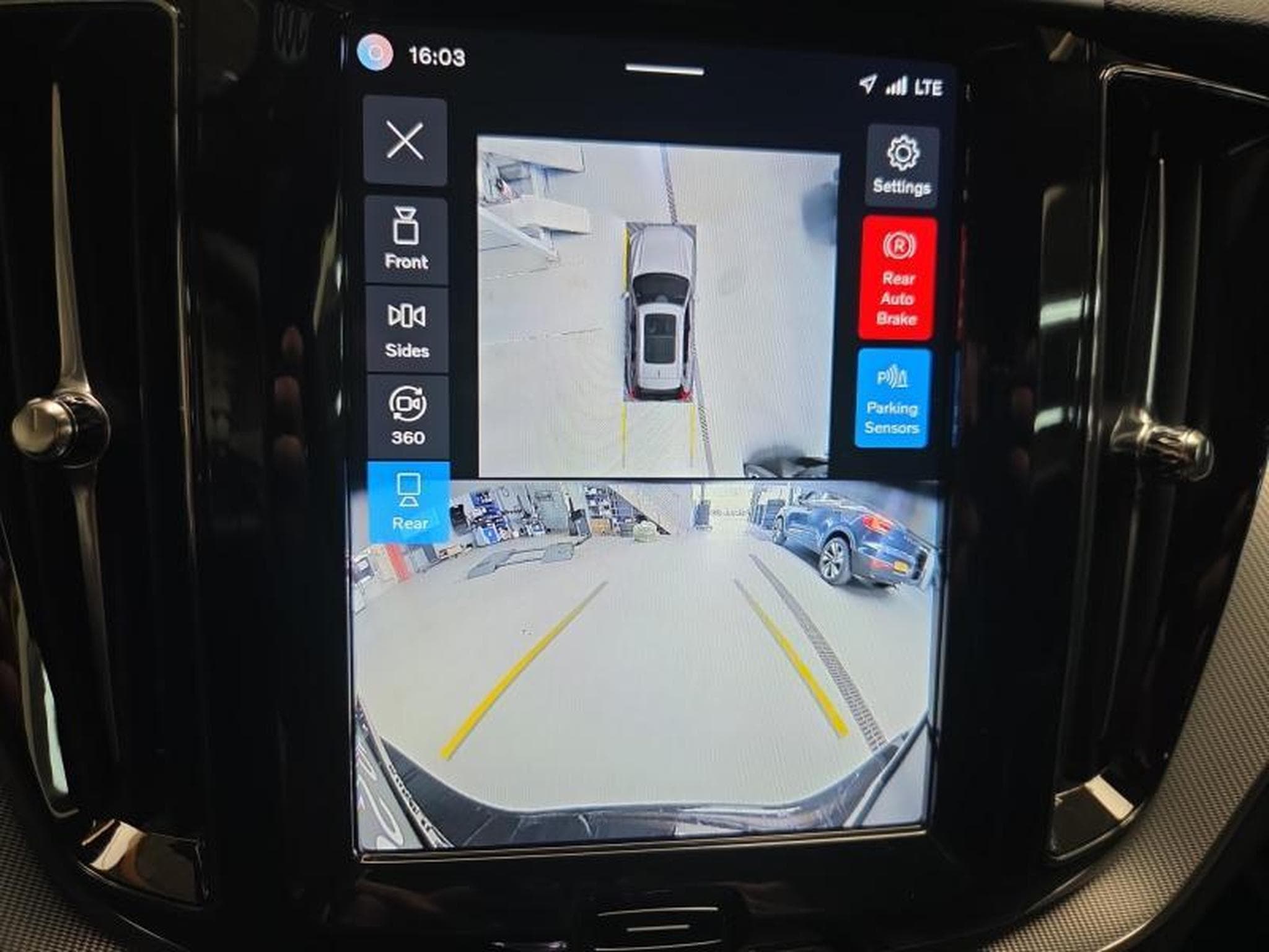Volvo XC60 B5 AWD Plus Dark / Essence (2025) - Photo 17