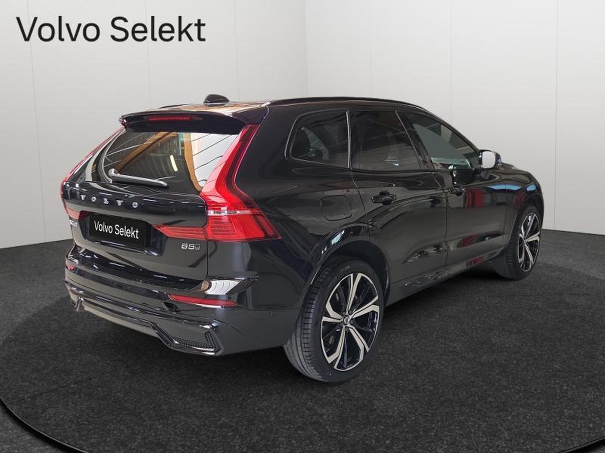 Volvo XC60 B5 AWD Plus Dark / Essence (2025) - Photo 2