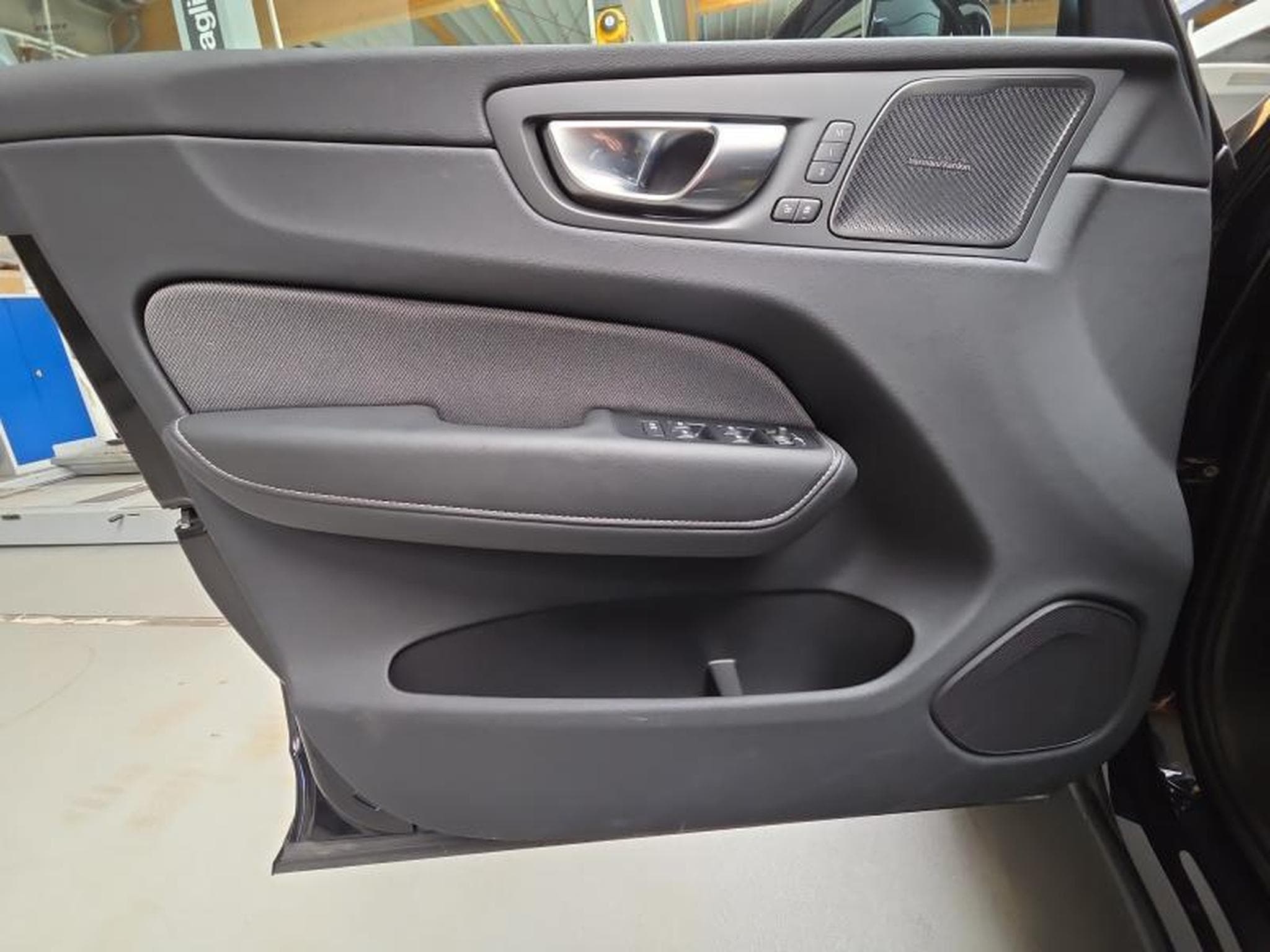 Volvo XC60 B5 AWD Plus Dark / Essence (2025) - Photo 20