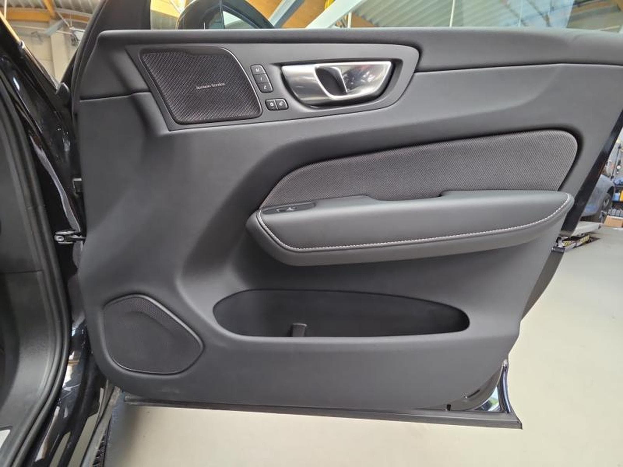 Volvo XC60 B5 AWD Plus Dark / Essence (2025) - Photo 21