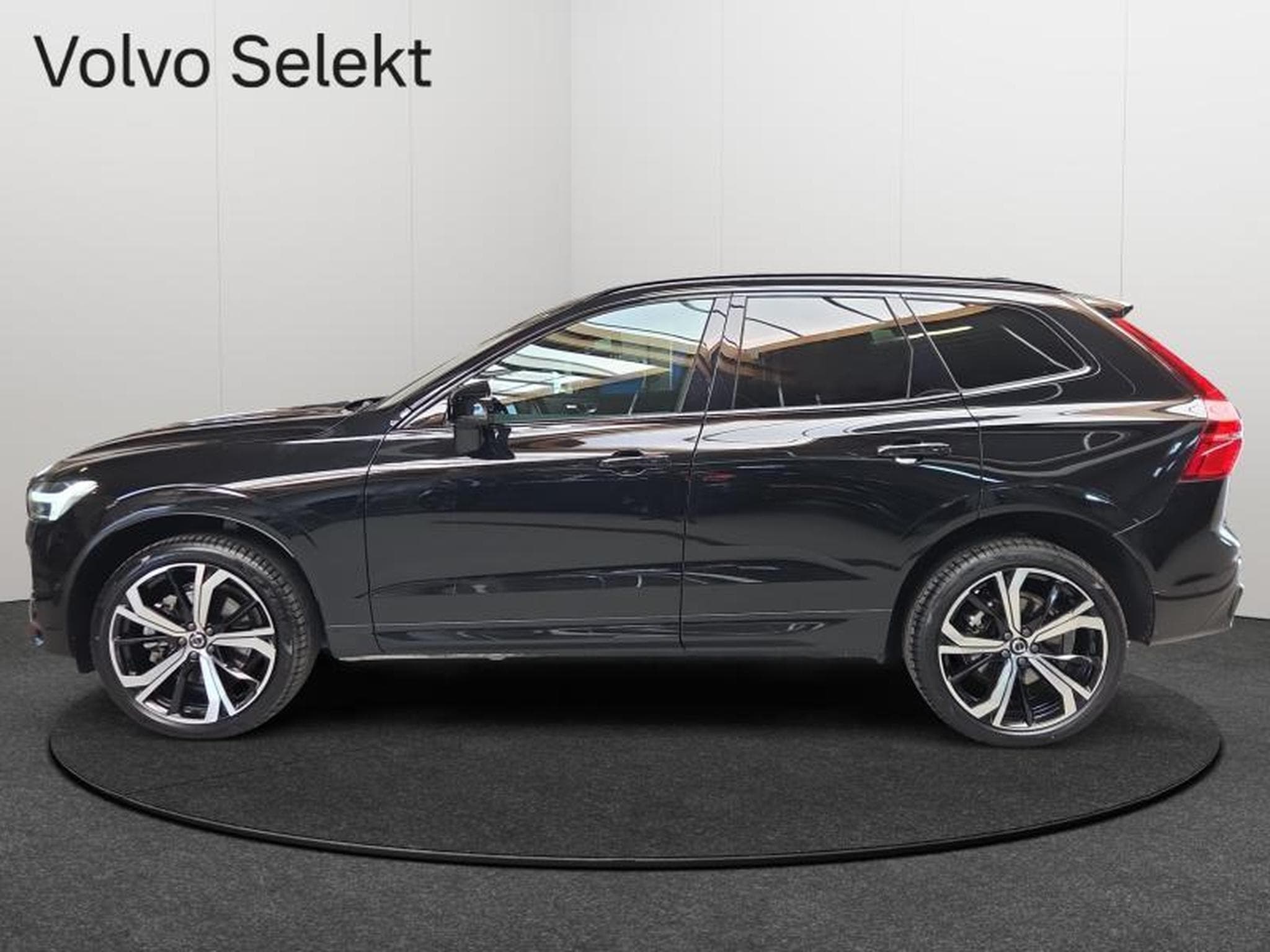 Volvo XC60 B5 AWD Plus Dark / Essence (2025) - Photo 4