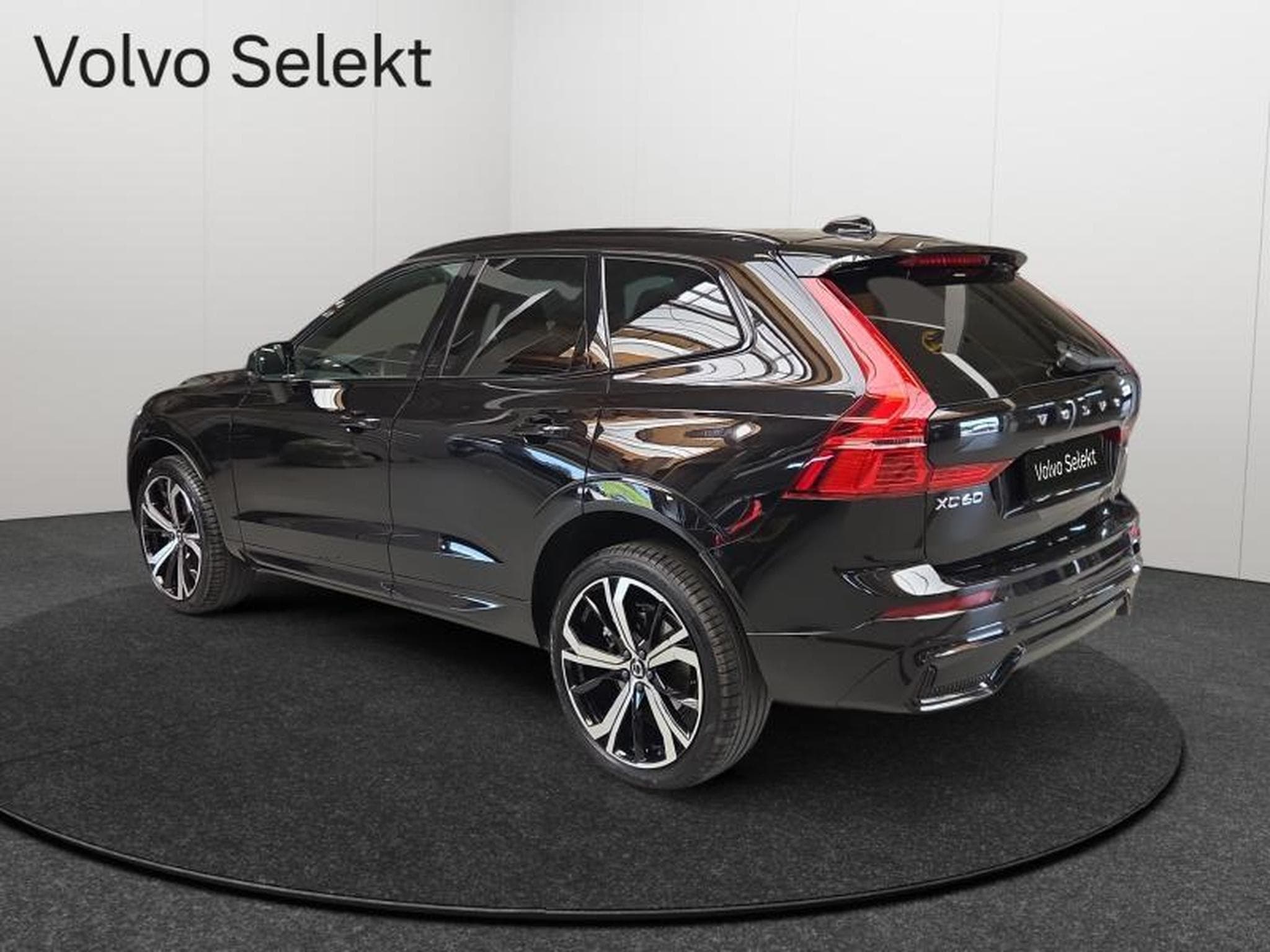Volvo XC60 B5 AWD Plus Dark / Essence (2025) - Photo 5