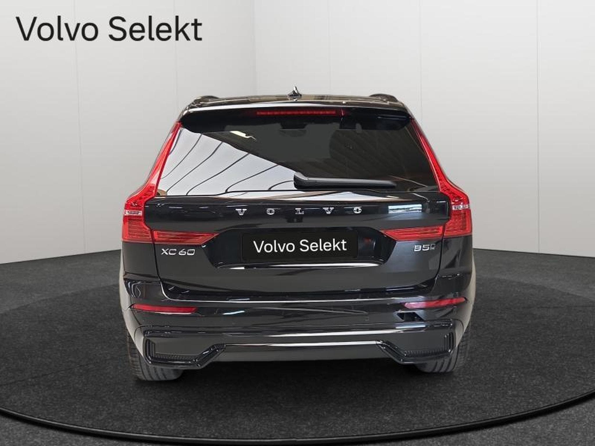 Volvo XC60 B5 AWD Plus Dark / Essence (2025) - Photo 6