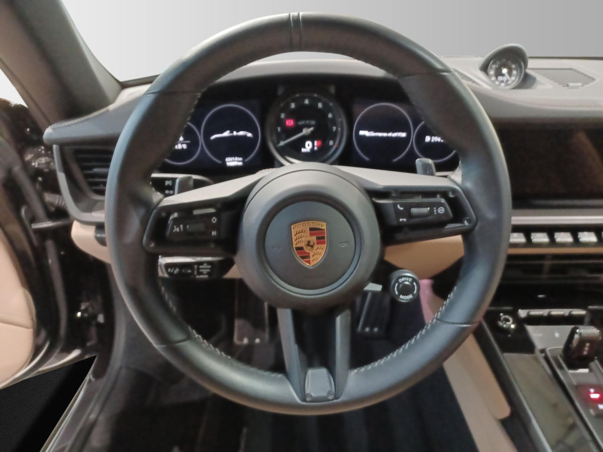 Porsche 911 Carrera 4 GTS Cabriolet (2024) - Photo 10