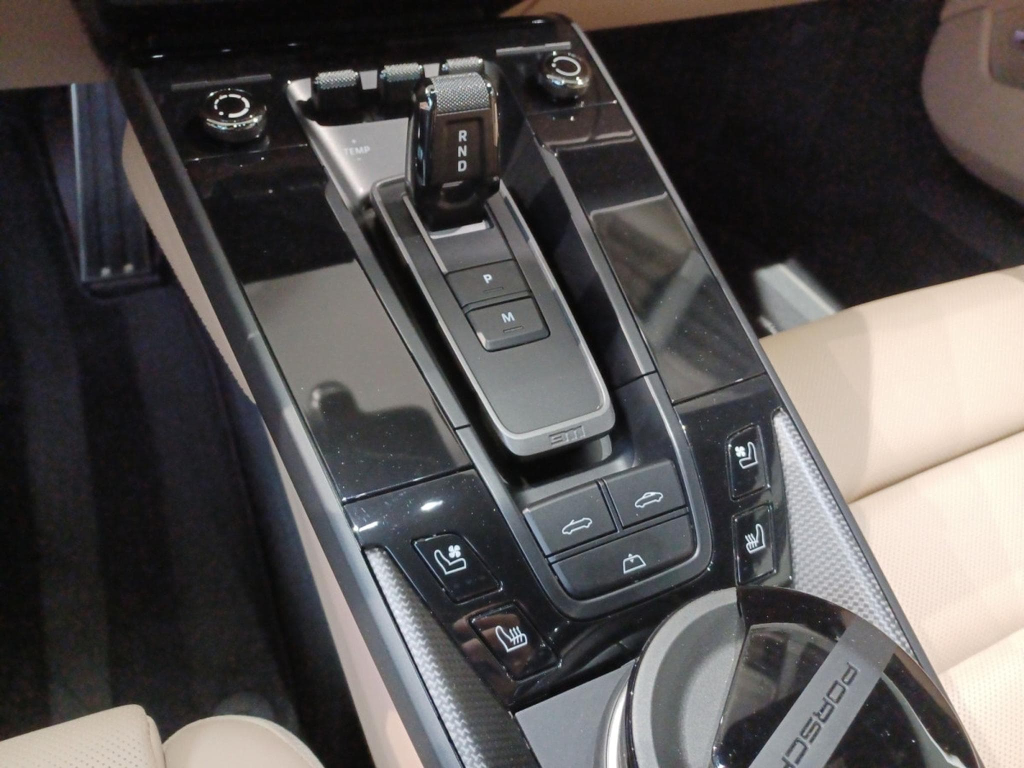 Porsche 911 Carrera 4 GTS Cabriolet (2024) - Photo 11