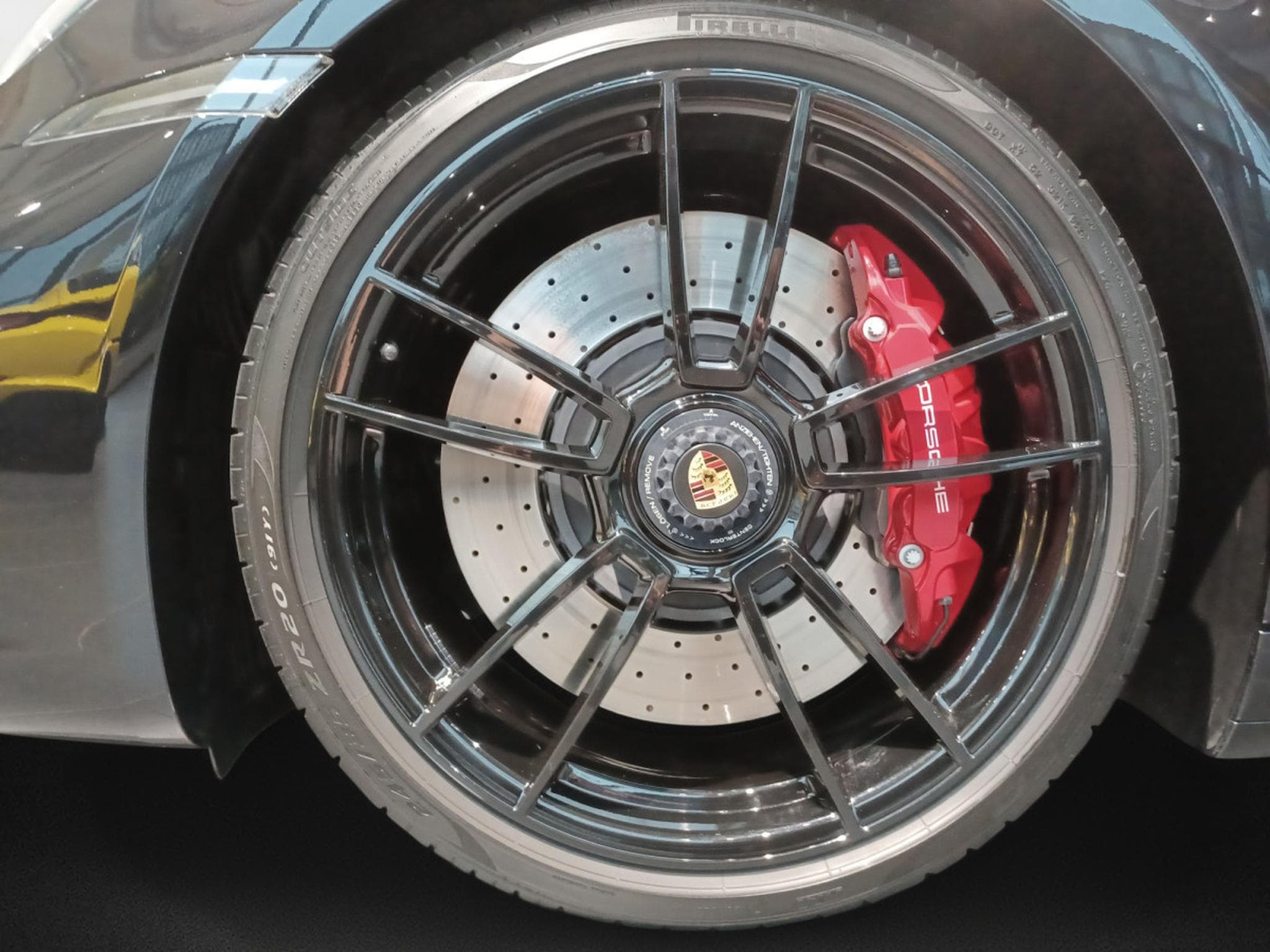Porsche 911 Carrera 4 GTS Cabriolet (2024) - Photo 6