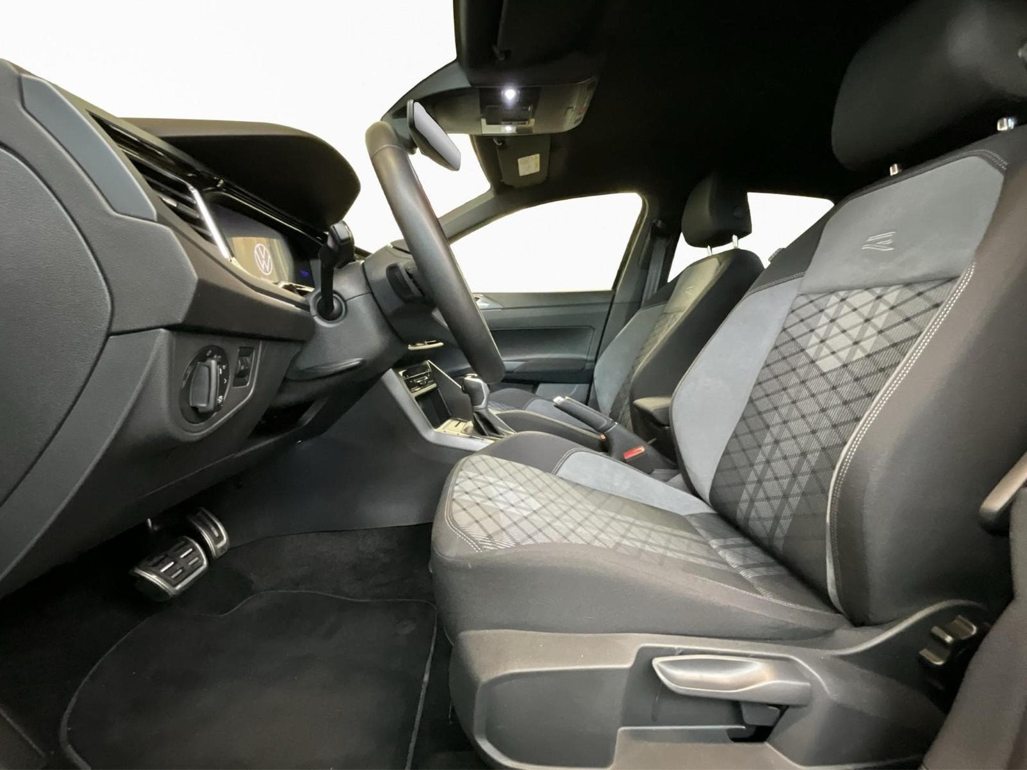 VW Polo R-Line+DSG+P.Assisted+P.Lumiere (2025) - Photo 11