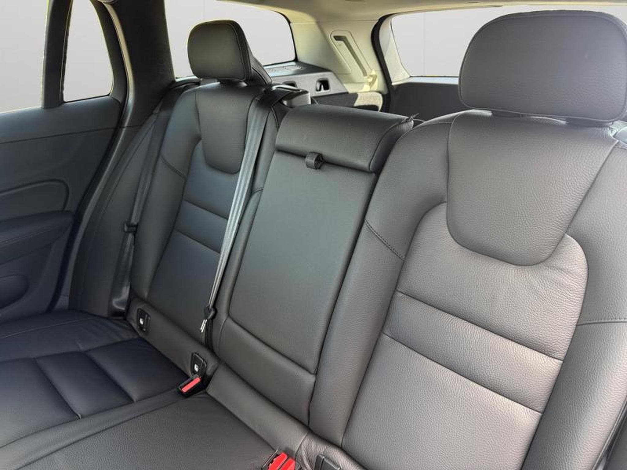 Volvo V60 B4 Plus Dark / Essence (2025) - Photo 13