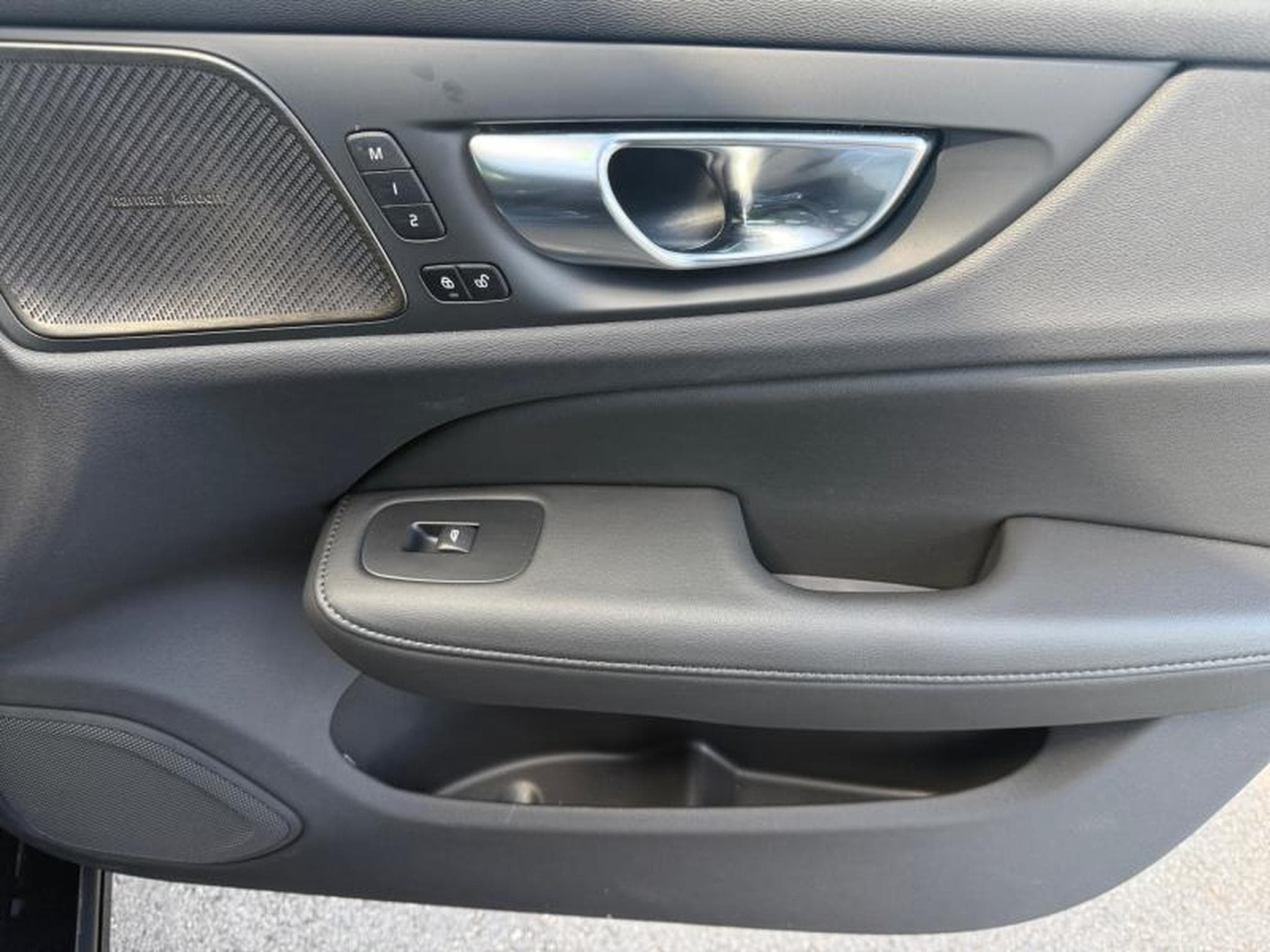 Volvo V60 B4 Plus Dark / Essence (2025) - Photo 21