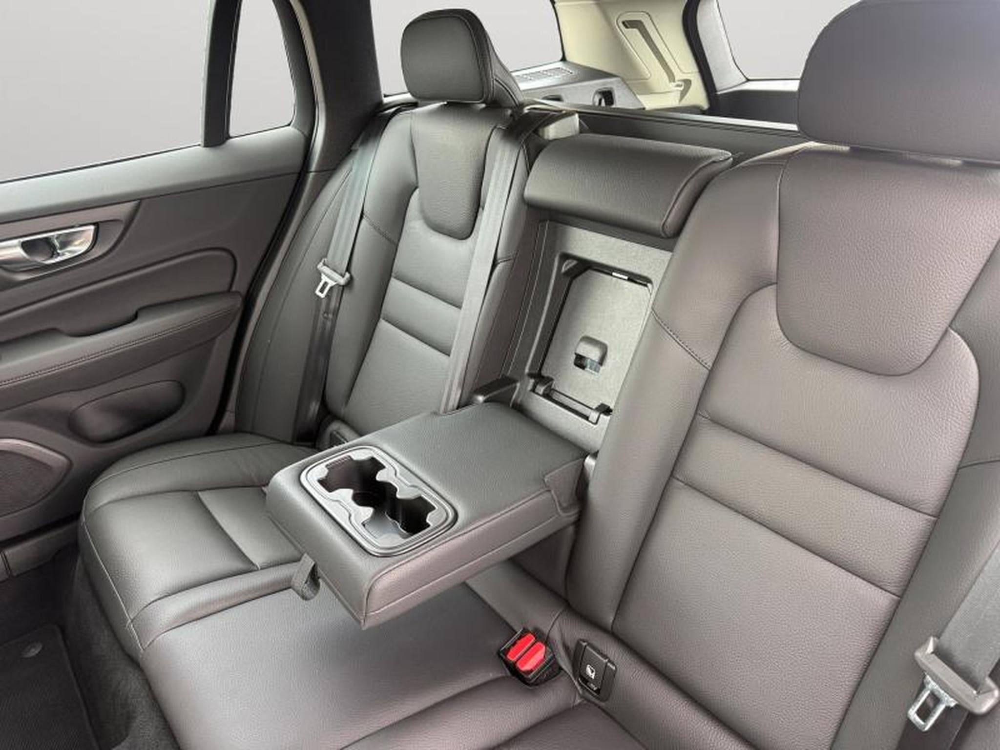 Volvo V60 B4 Core / Essence (2025) - Photo 13