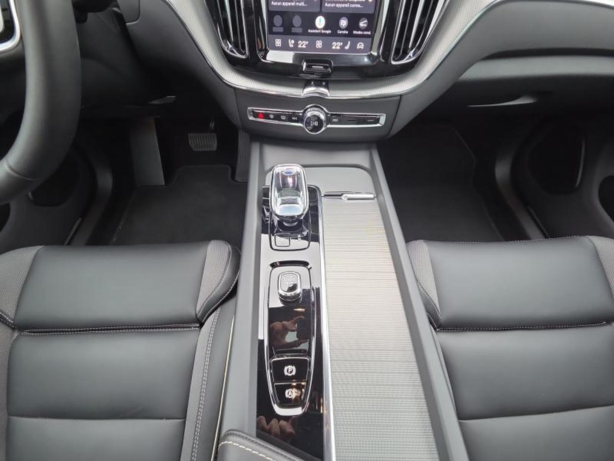 Volvo XC60 T6 Plus Dark / Hybride KIT HIVER INCLUS (2025) - Photo 11