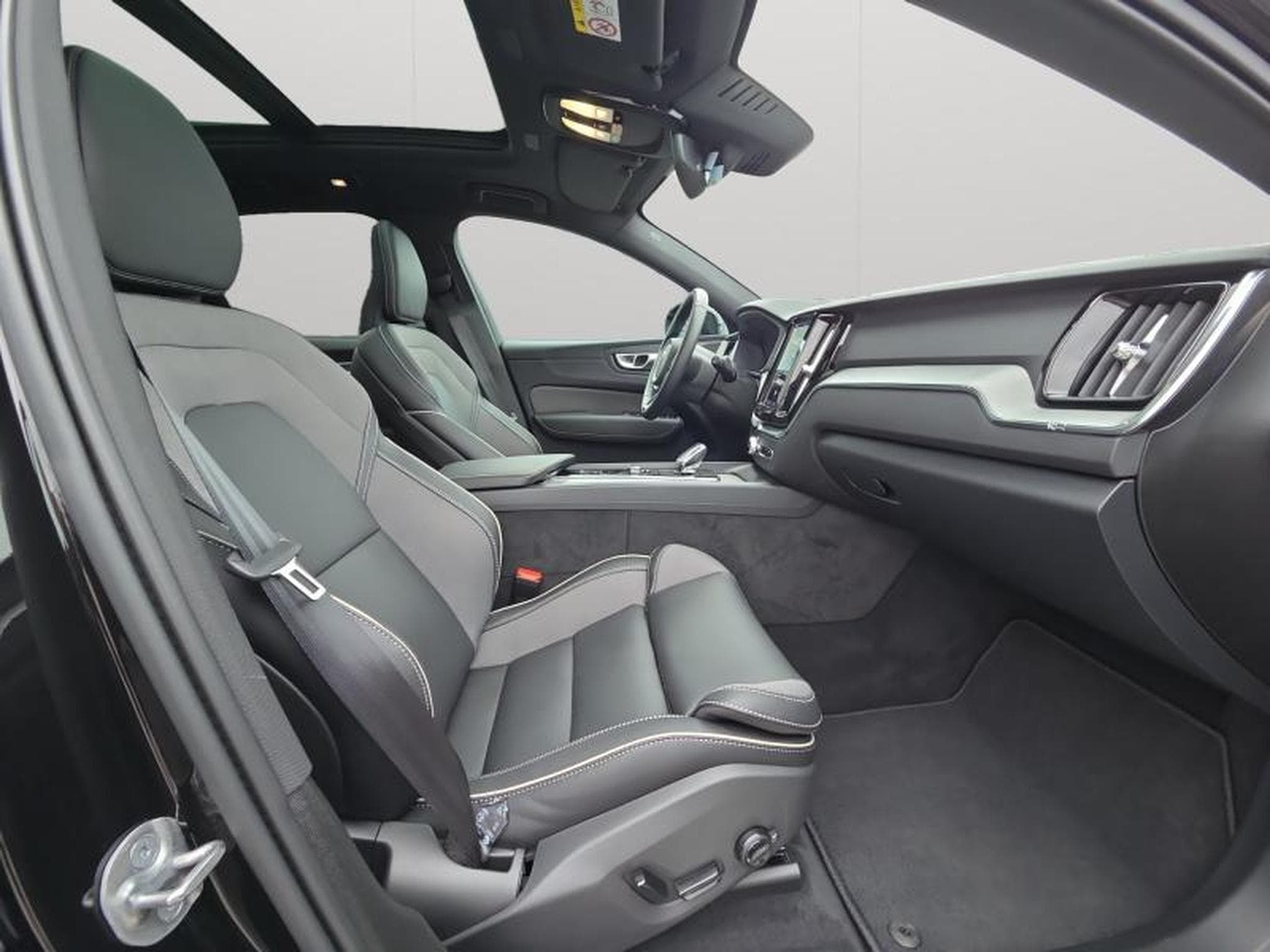 Volvo XC60 T6 Plus Dark / Hybride KIT HIVER INCLUS (2025) - Photo 15