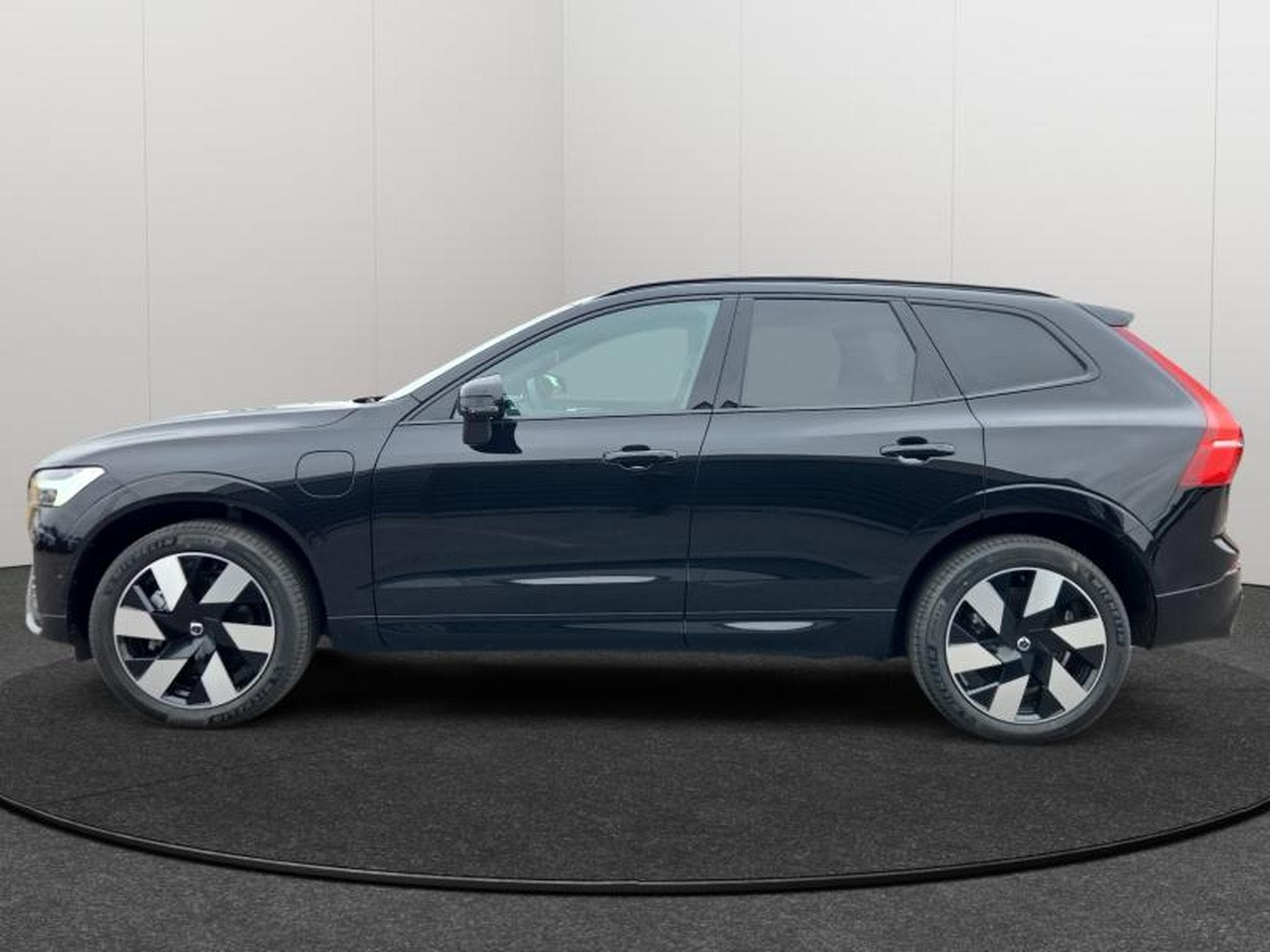 Volvo XC60 T6 Plus Dark / Hybride KIT HIVER INCLUS (2025) - Photo 2