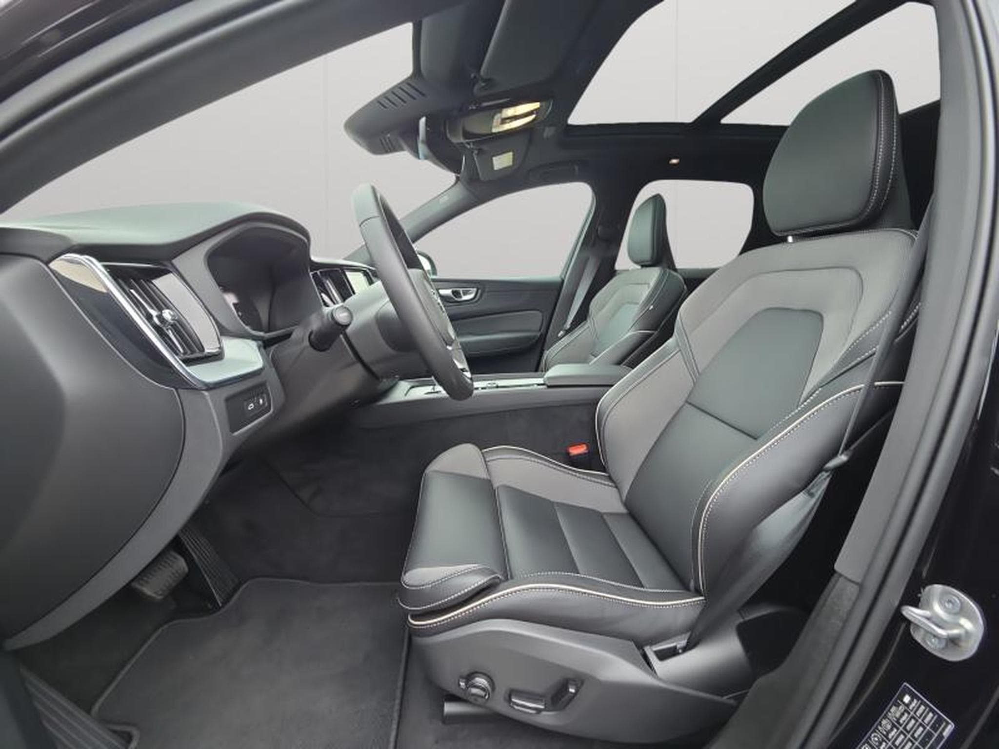Volvo XC60 T6 Plus Dark / Hybride KIT HIVER INCLUS (2025) - Photo 9