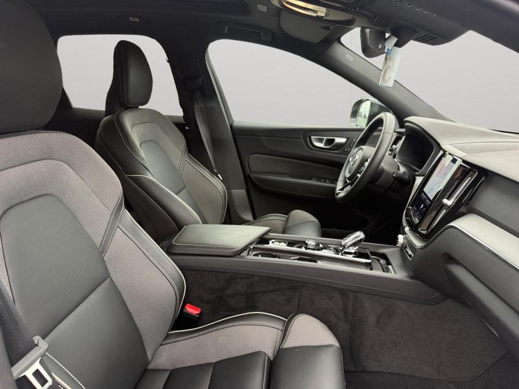 Volvo XC60 T6 Plus Dark / Hybride (2025) - Photo 15