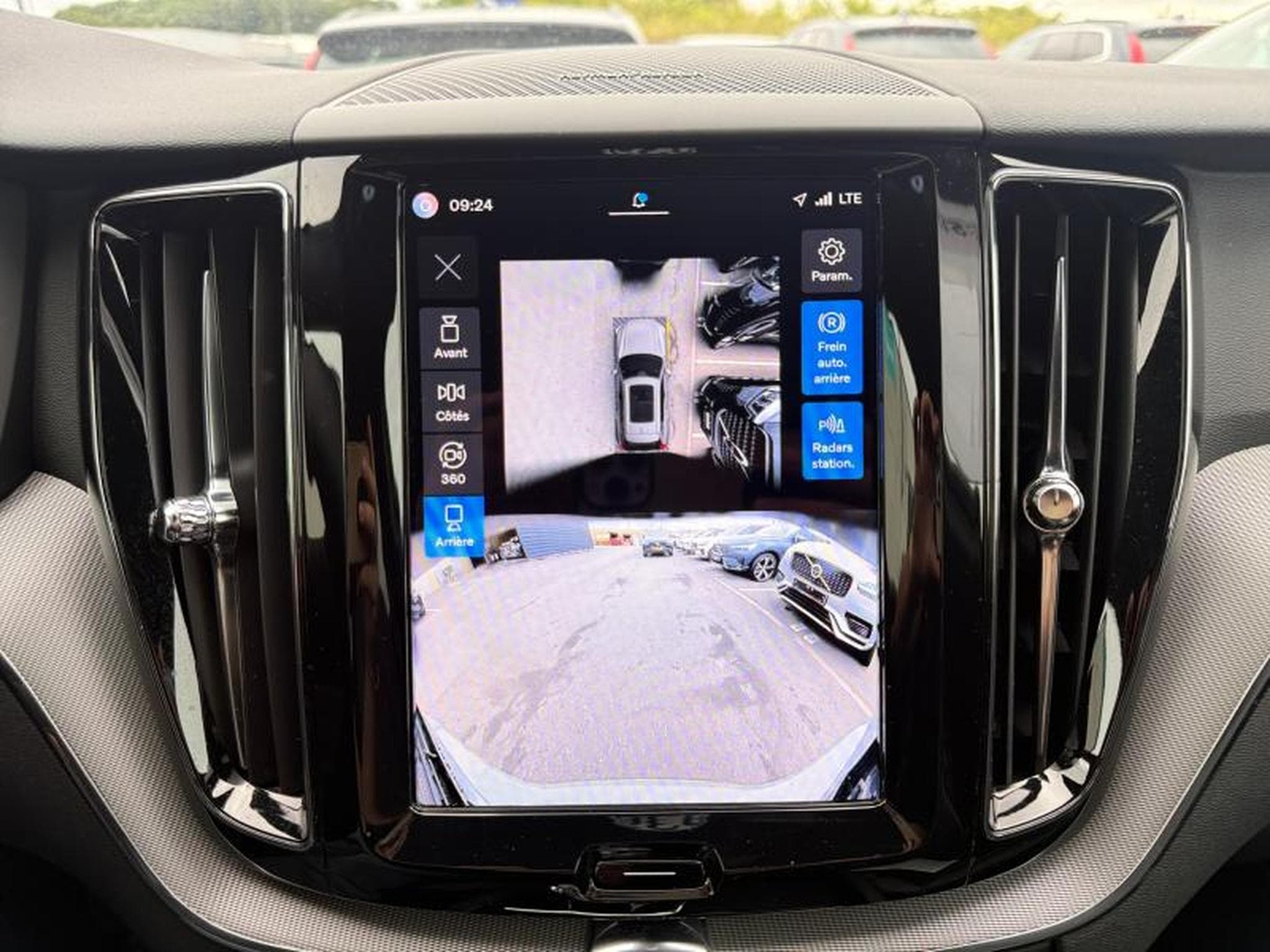 Volvo XC60 T6 Plus Dark / Hybride (2025) - Photo 17
