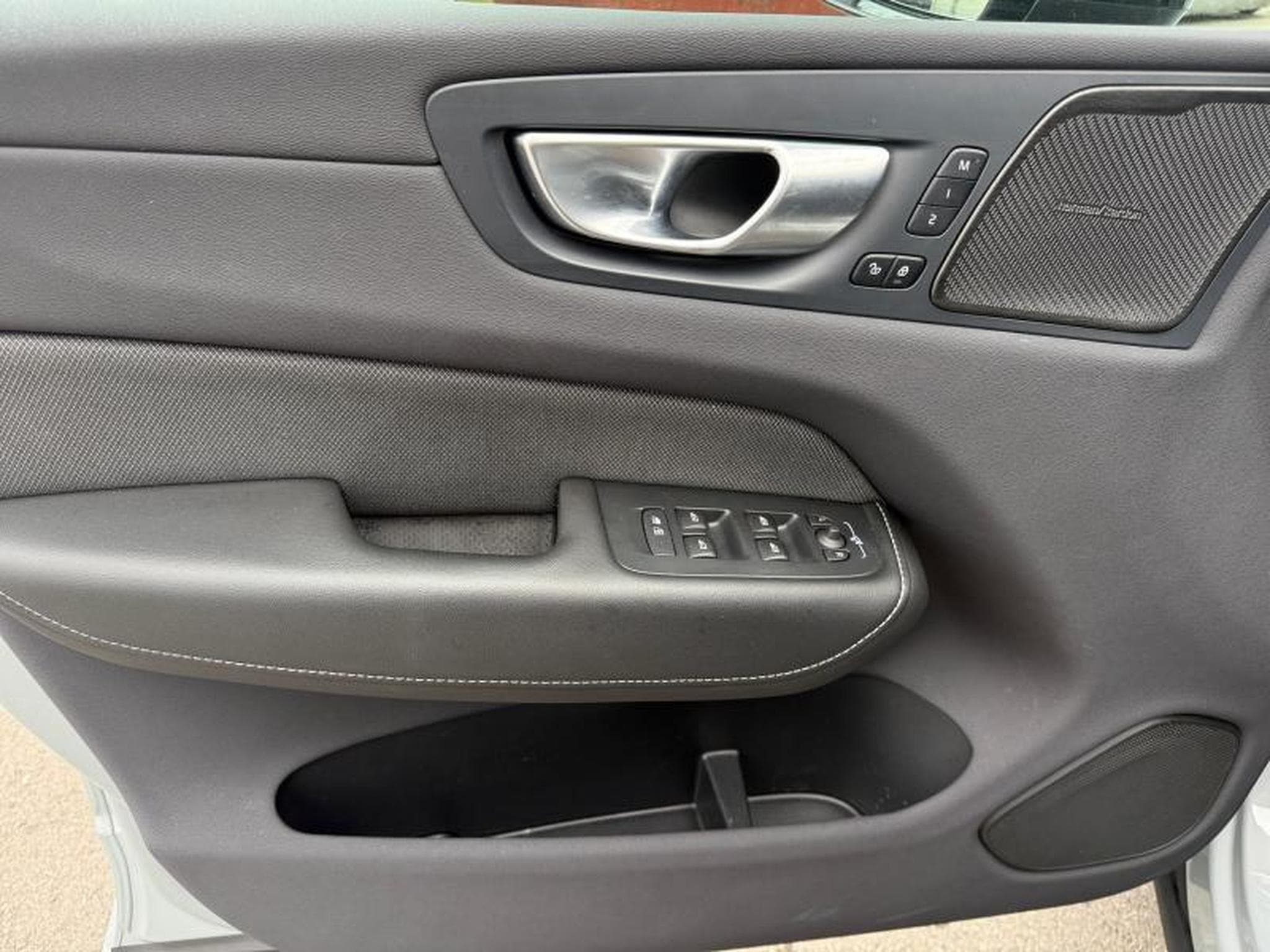 Volvo XC60 T6 Plus Dark / Hybride (2025) - Photo 20