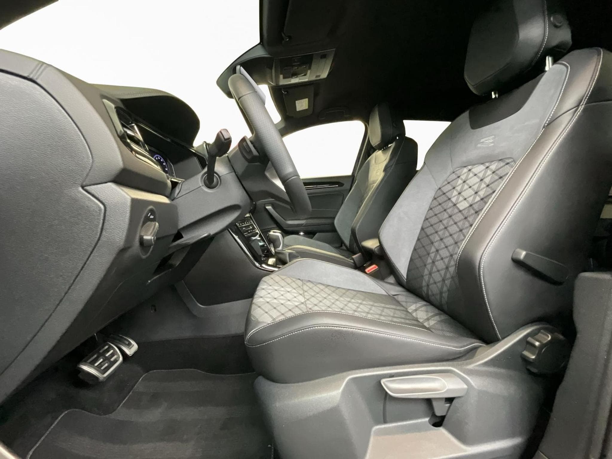 VW T-Roc R-Line+DSG+Black-Style+Matrix-LED+IQ-Drive (2025) - Photo 11