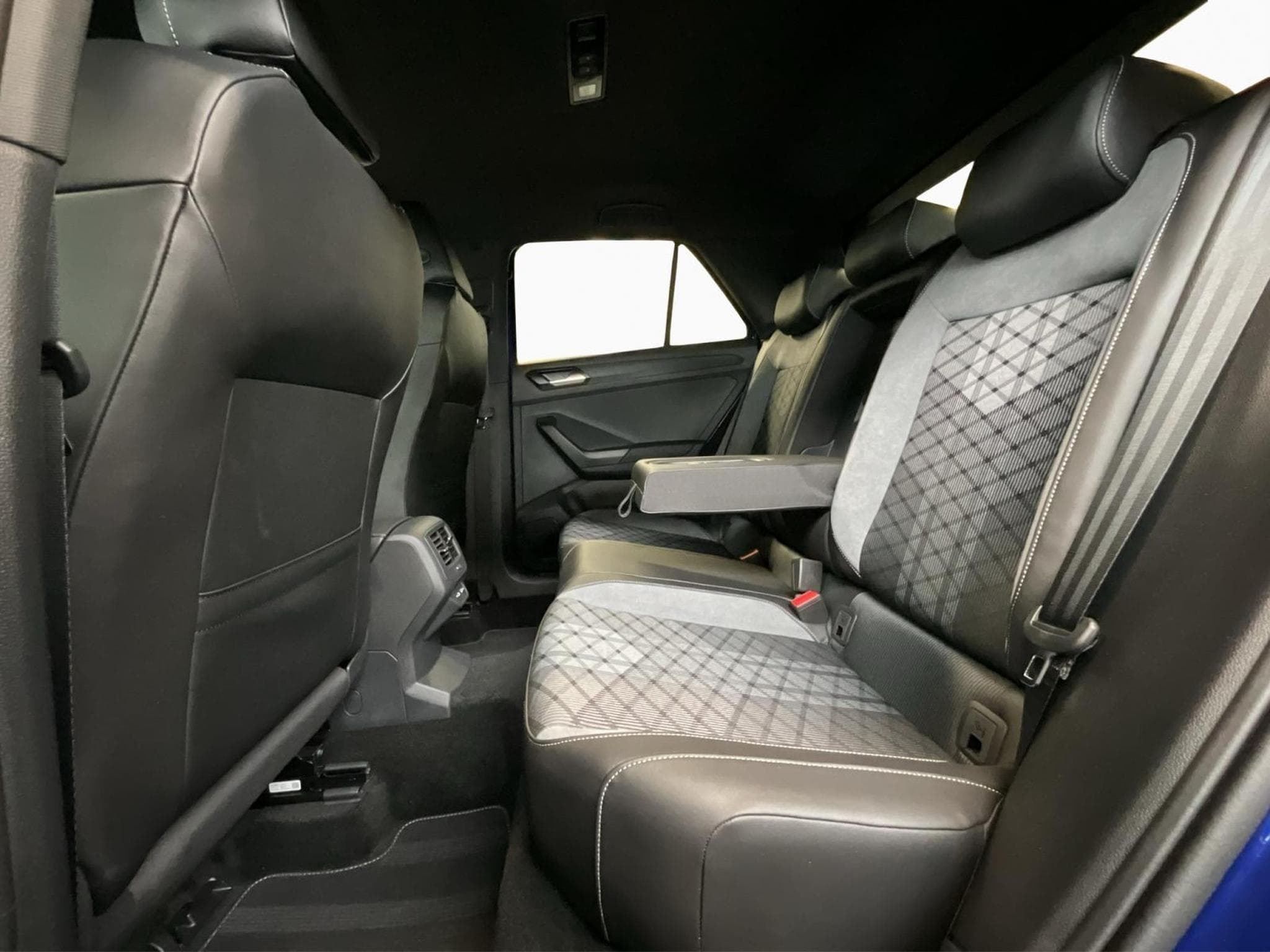 VW T-Roc R-Line+DSG+Black-Style+Matrix-LED+IQ-Drive (2025) - Photo 18