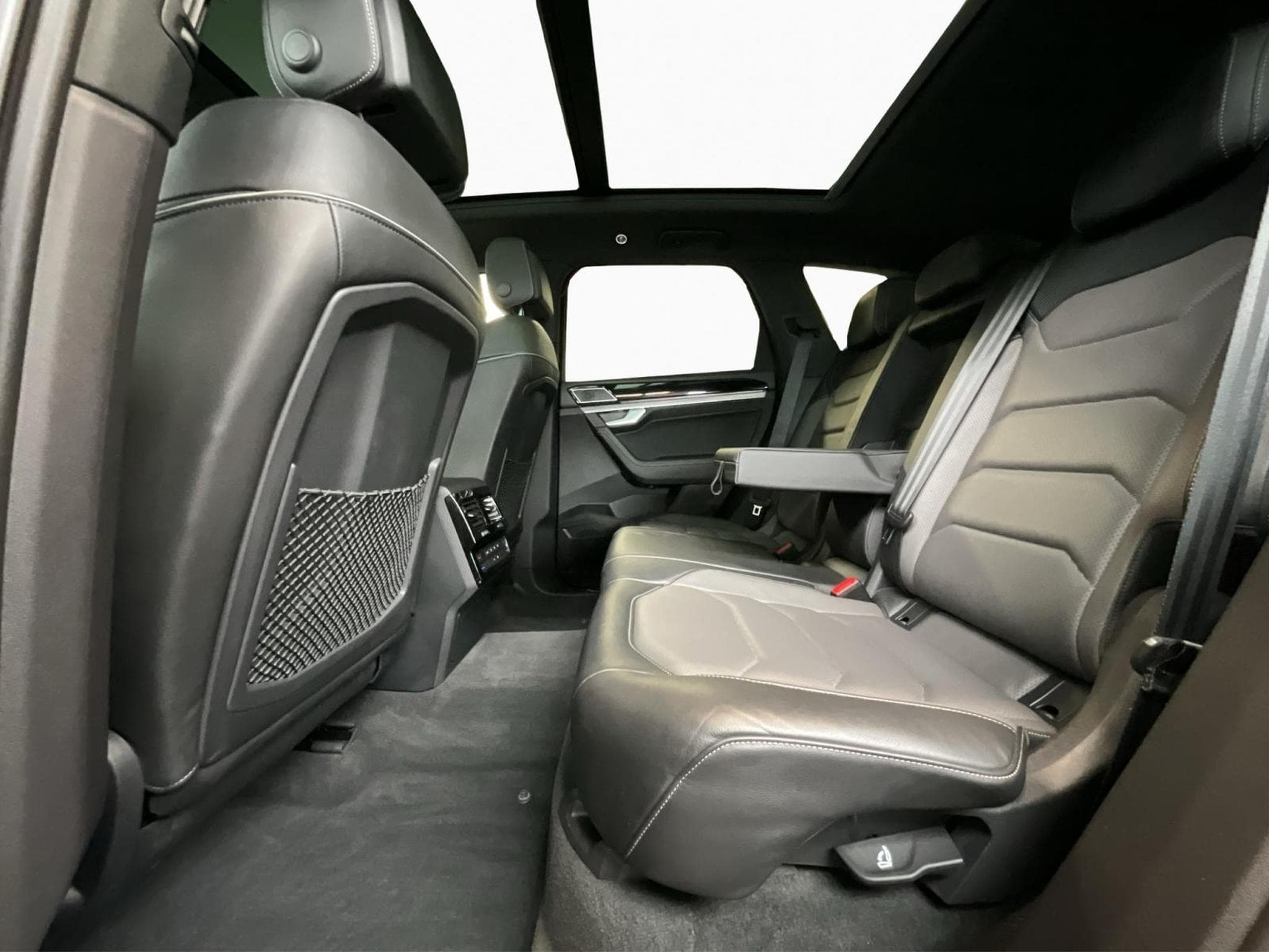 VW Touareg R-Line+V6+4M+DSG+Black-Style+Pano+AHK+Stand-H.+Luft. (2021) - Photo 16