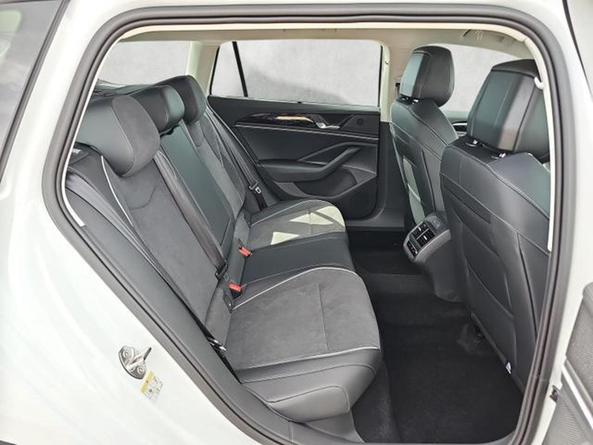 VW Passat Variant 2.0 TDI 110 kW Elegance (2026) - Photo 13