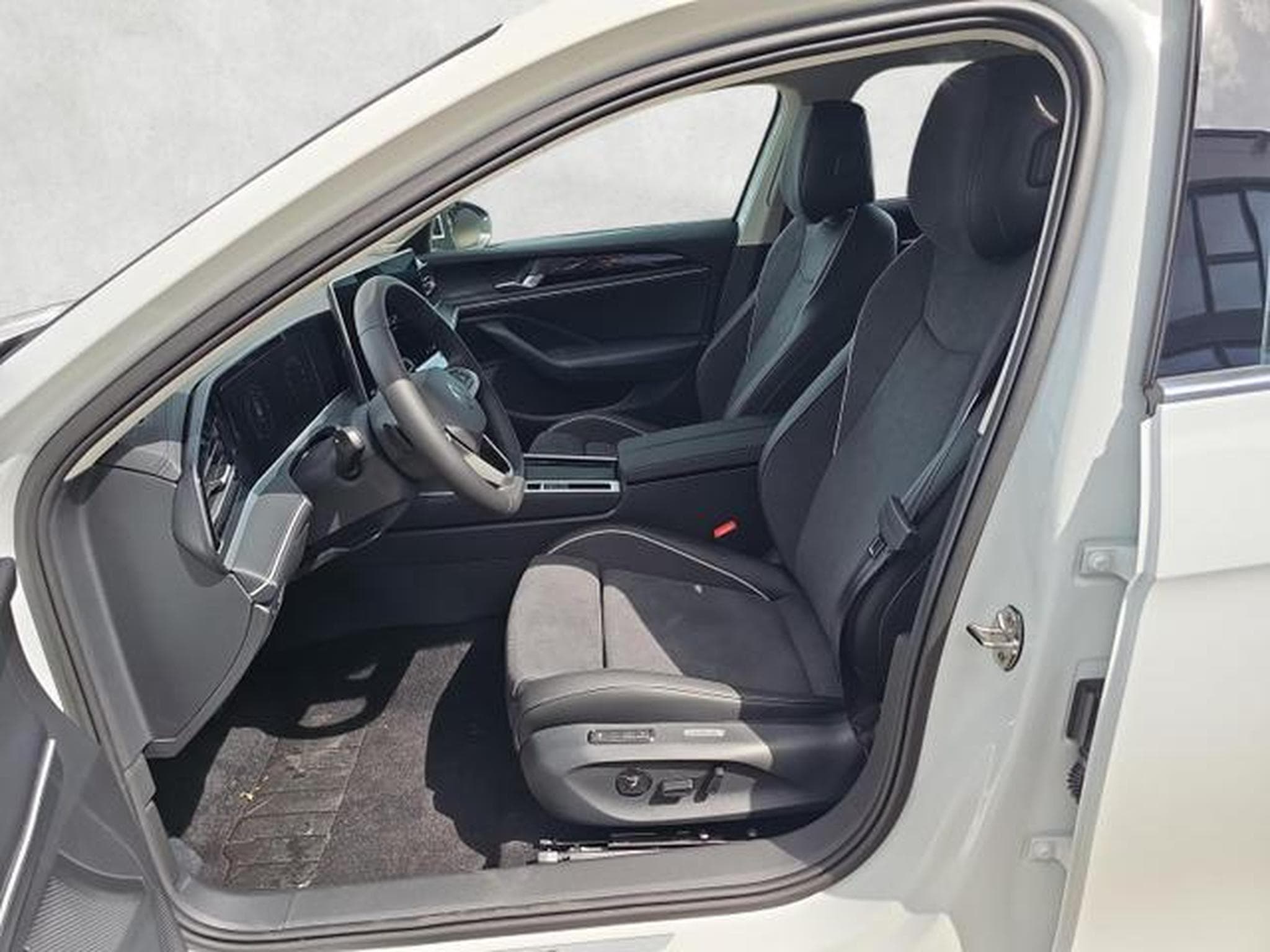 VW Passat Variant 2.0 TDI 110 kW Elegance (2026) - Photo 9